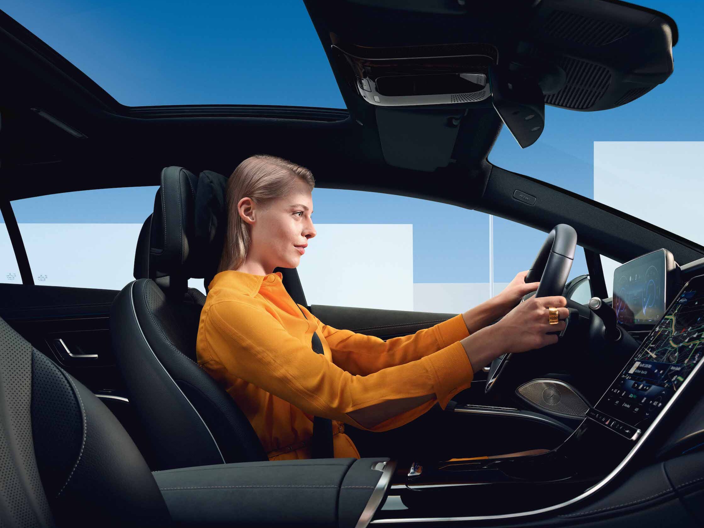 Žena sedí ve vozidle Mercedes-Benz.