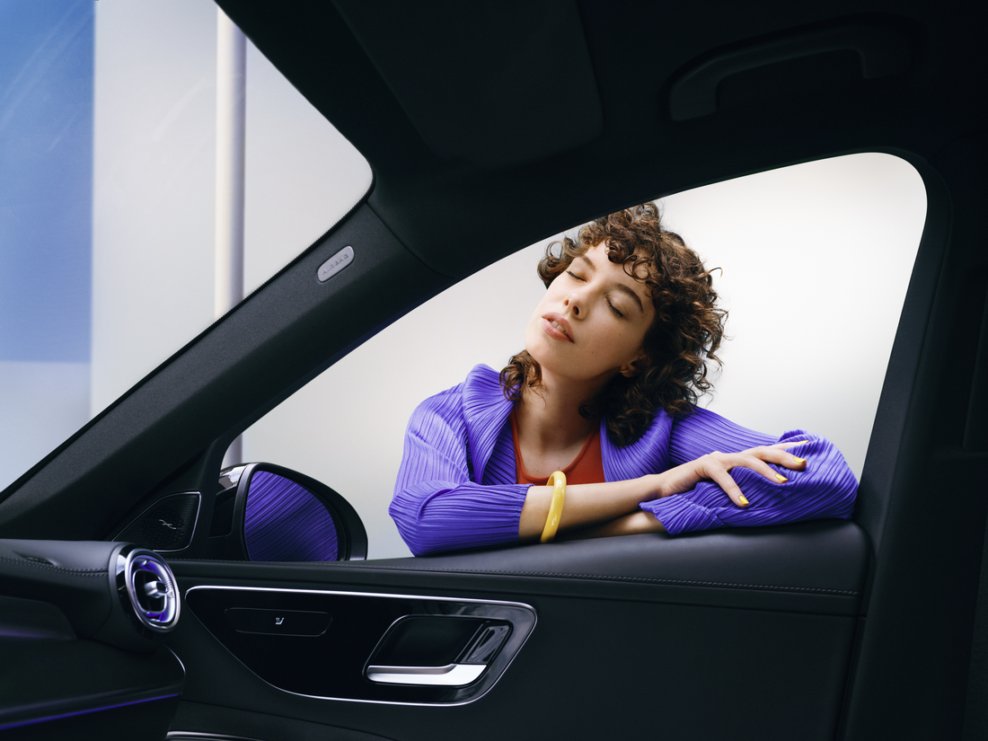 Mercedes-Benz | Originální prostředky pro péči Žena má radost ze svého čistého vozu Mercedes-Benz.