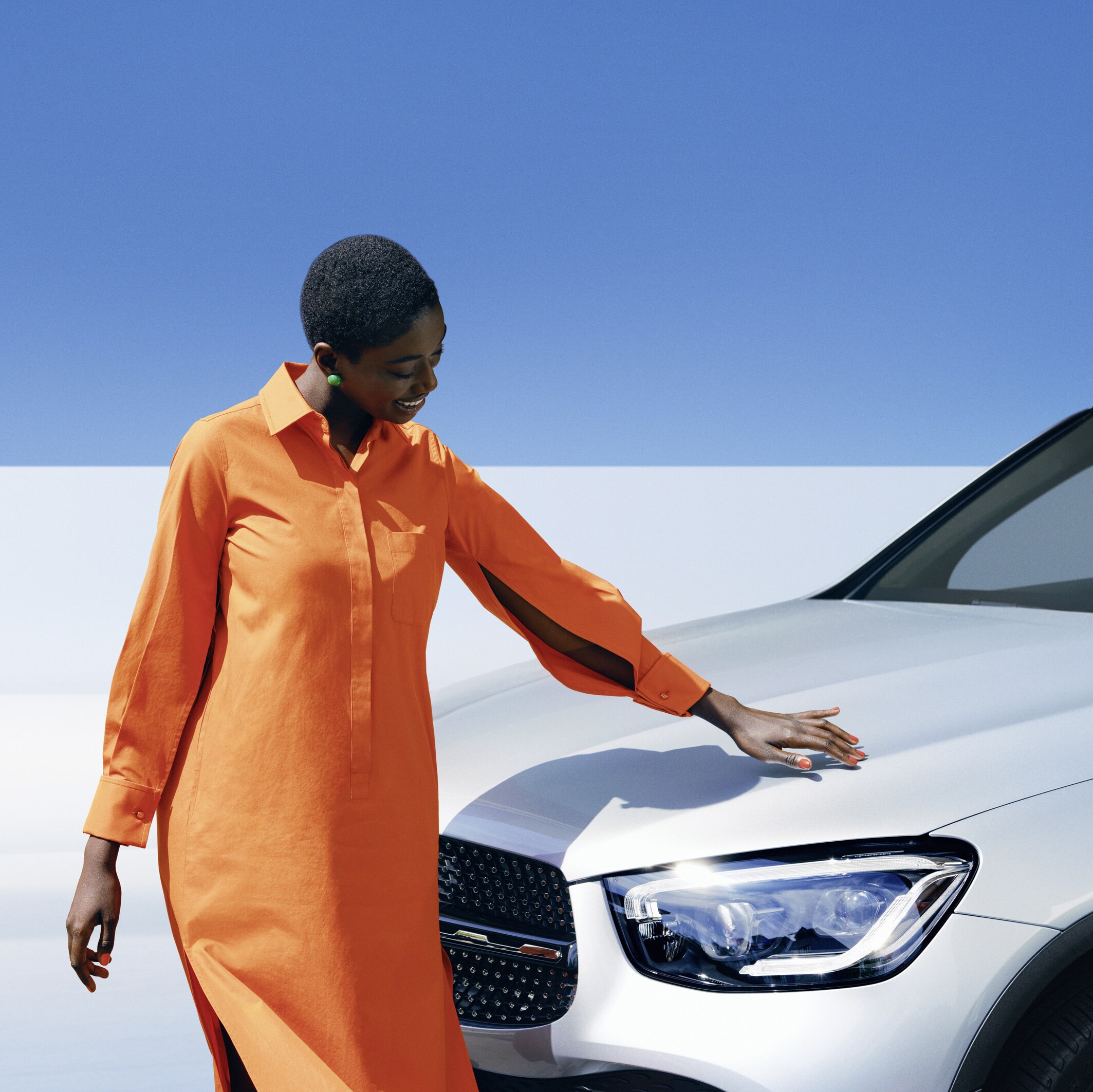 Žena si prohlíží svůj Mercedes-Benz.