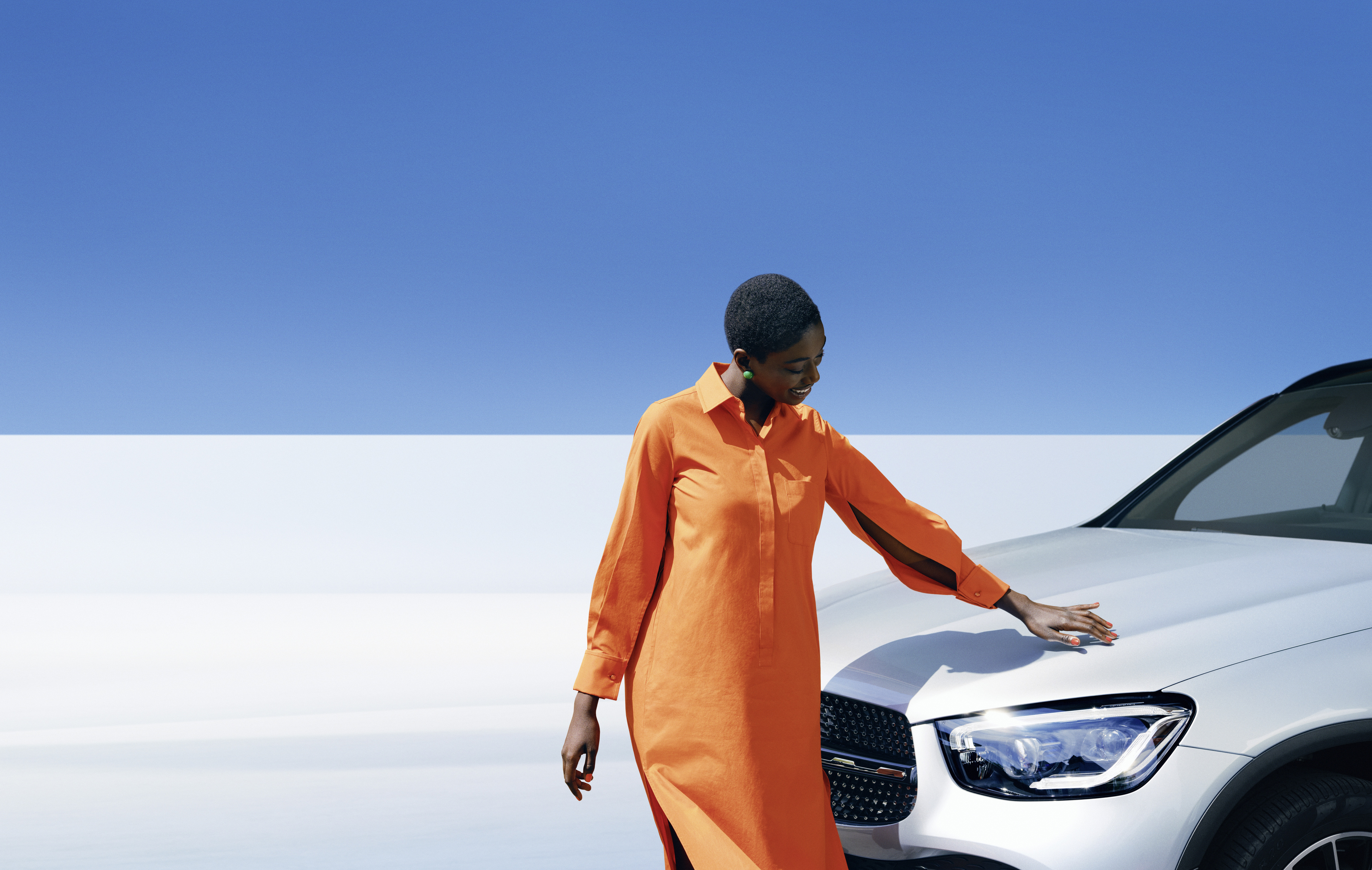 Mercedes-Benz | Originální prostředky pro péči Žena si prohlíží svůj Mercedes-Benz.