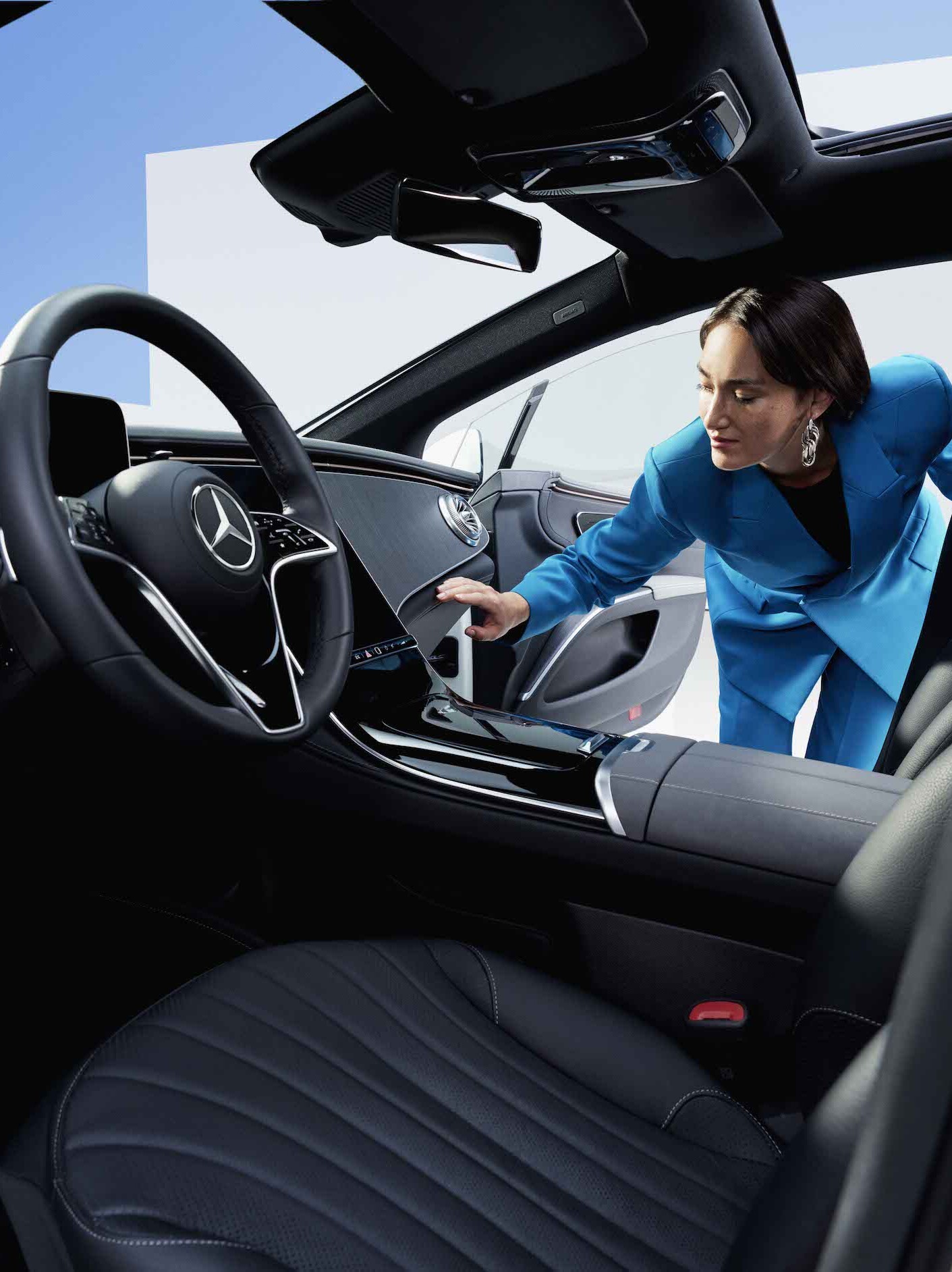 Žena si prohlíží čistý vnitřní prostor vozidla Mercedes-Benz.