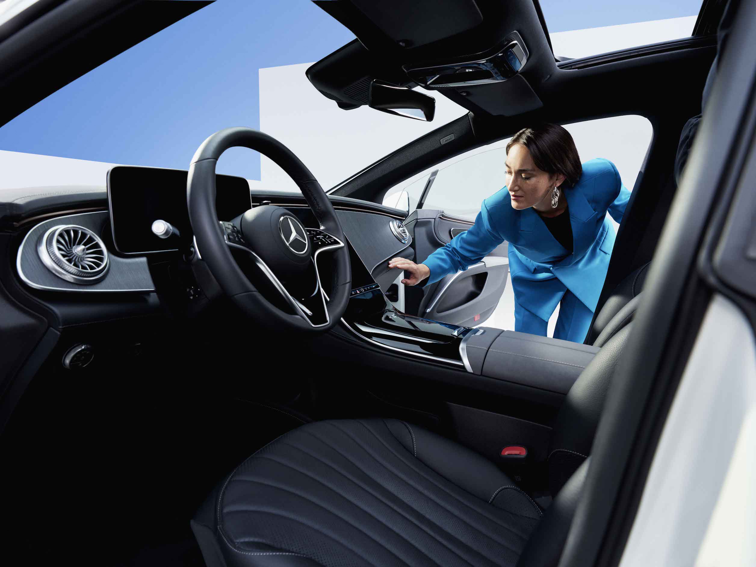 Mercedes-Benz | Originální prostředky pro péči Žena si prohlíží čistý vnitřní prostor vozidla Mercedes-Benz.