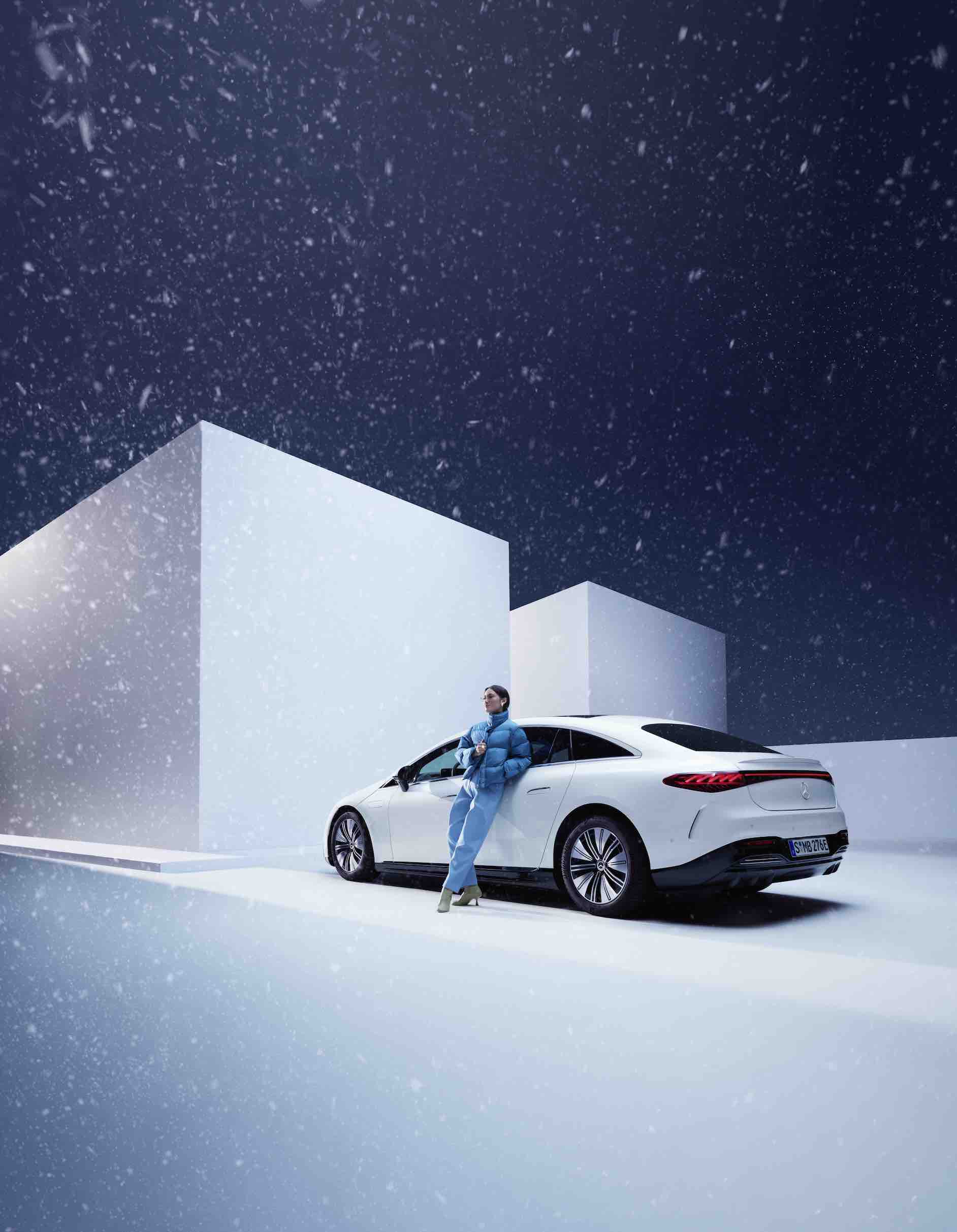 Mercedes-Benz | Originální prostředky pro péči Venku sněží a žena se opírá o svůj Mercedes.