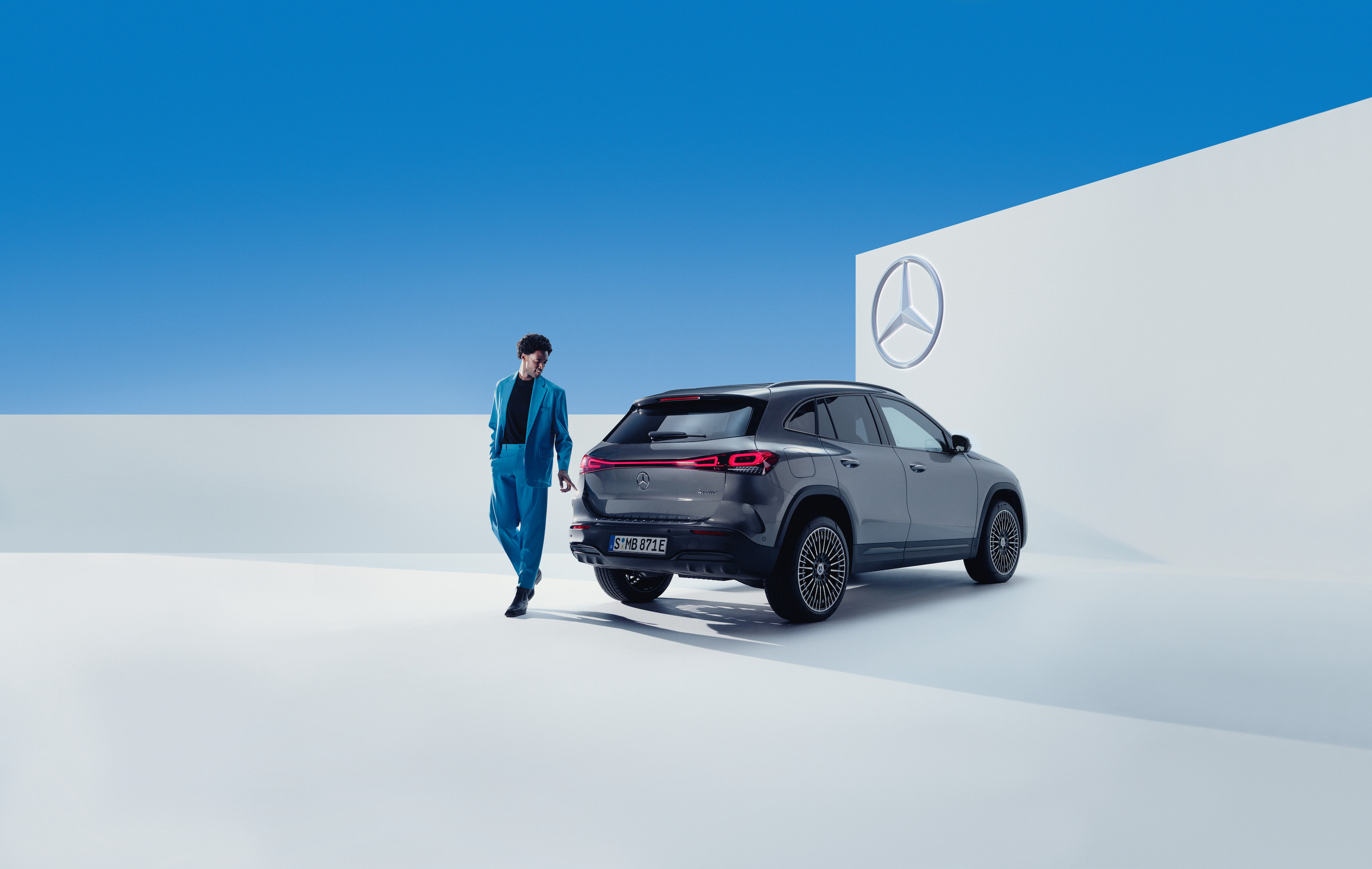 Mercedes-Benz | Originální prostředky pro péči Muž prochází kolem svého vozu Mercedes-Benz.
