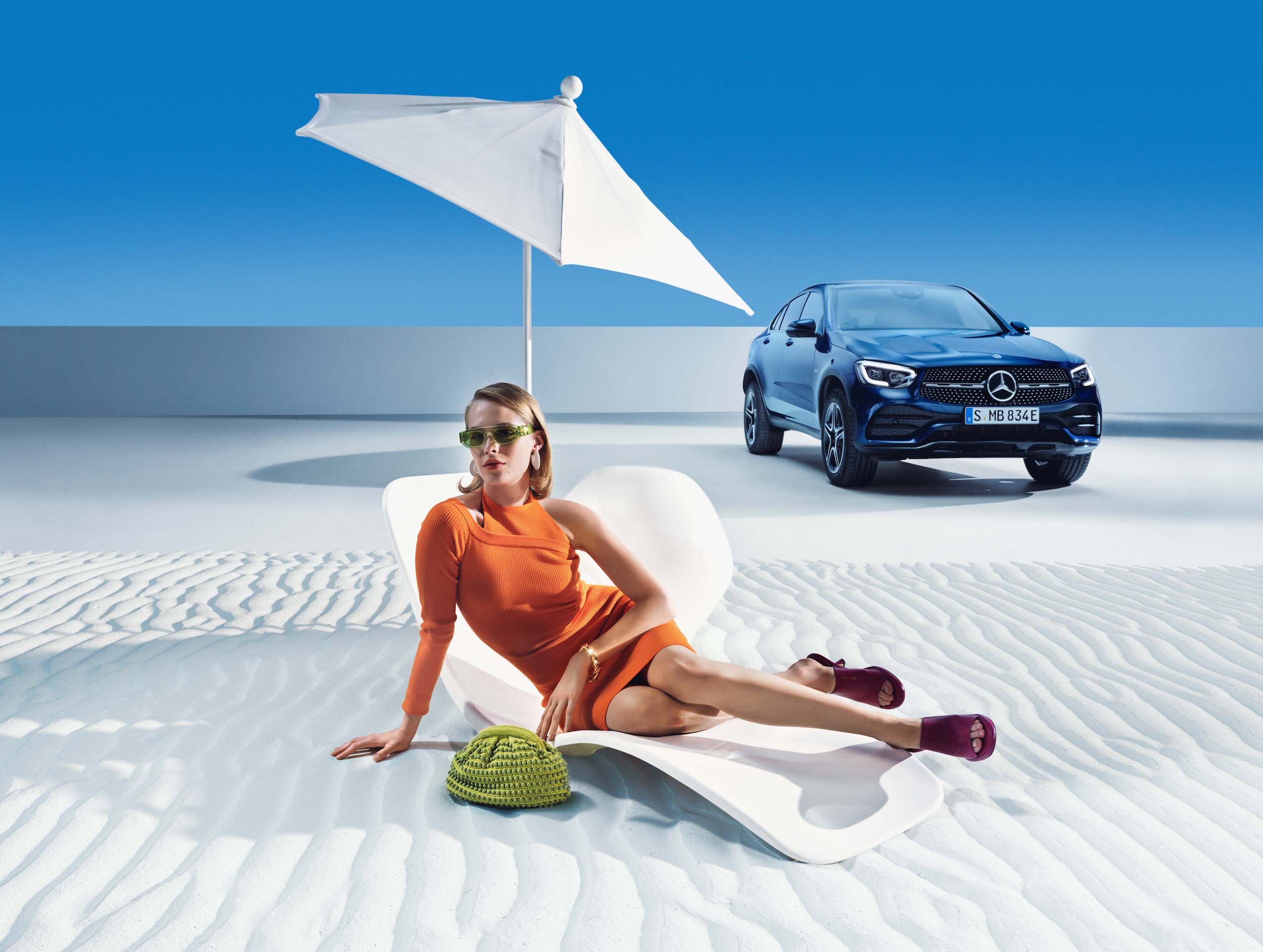 Mercedes-Benz | Originální prostředky pro péči Žena relaxuje na pláži před svým vozem Mercedes-Benz.