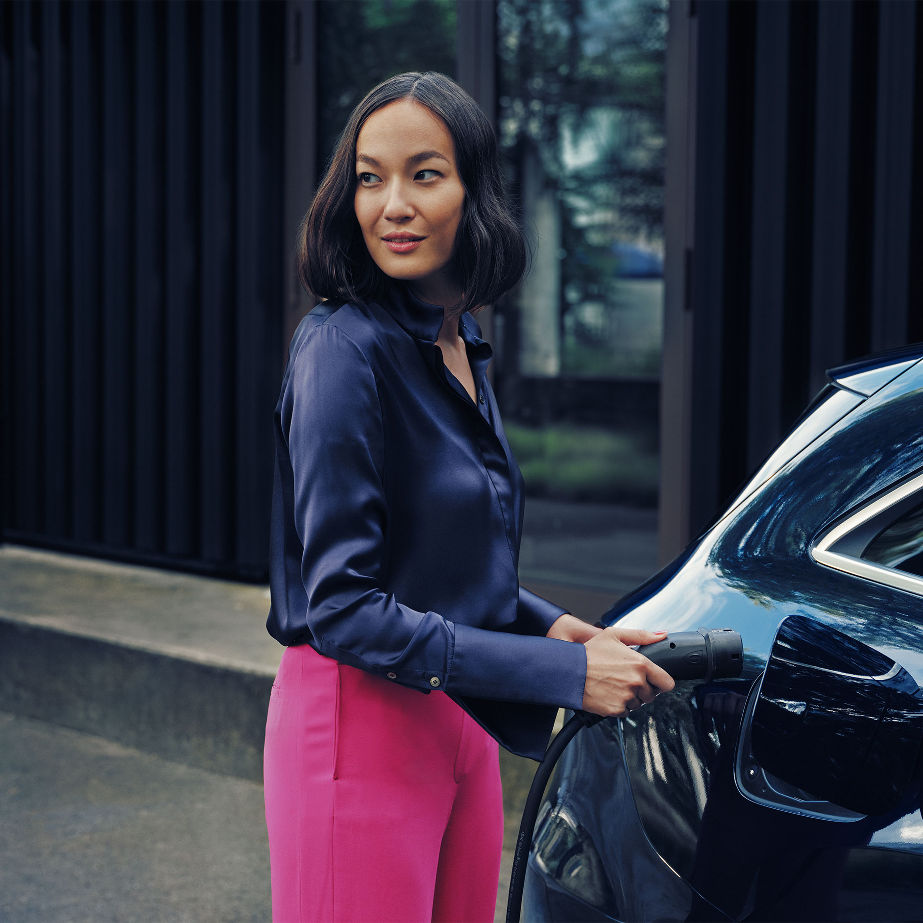 Používání | Nabíjení | Mercedes-Benz Osoba nabíjející svůj vůz Mercedes-Benz pomocí wallboxu Mercedes-Benz.