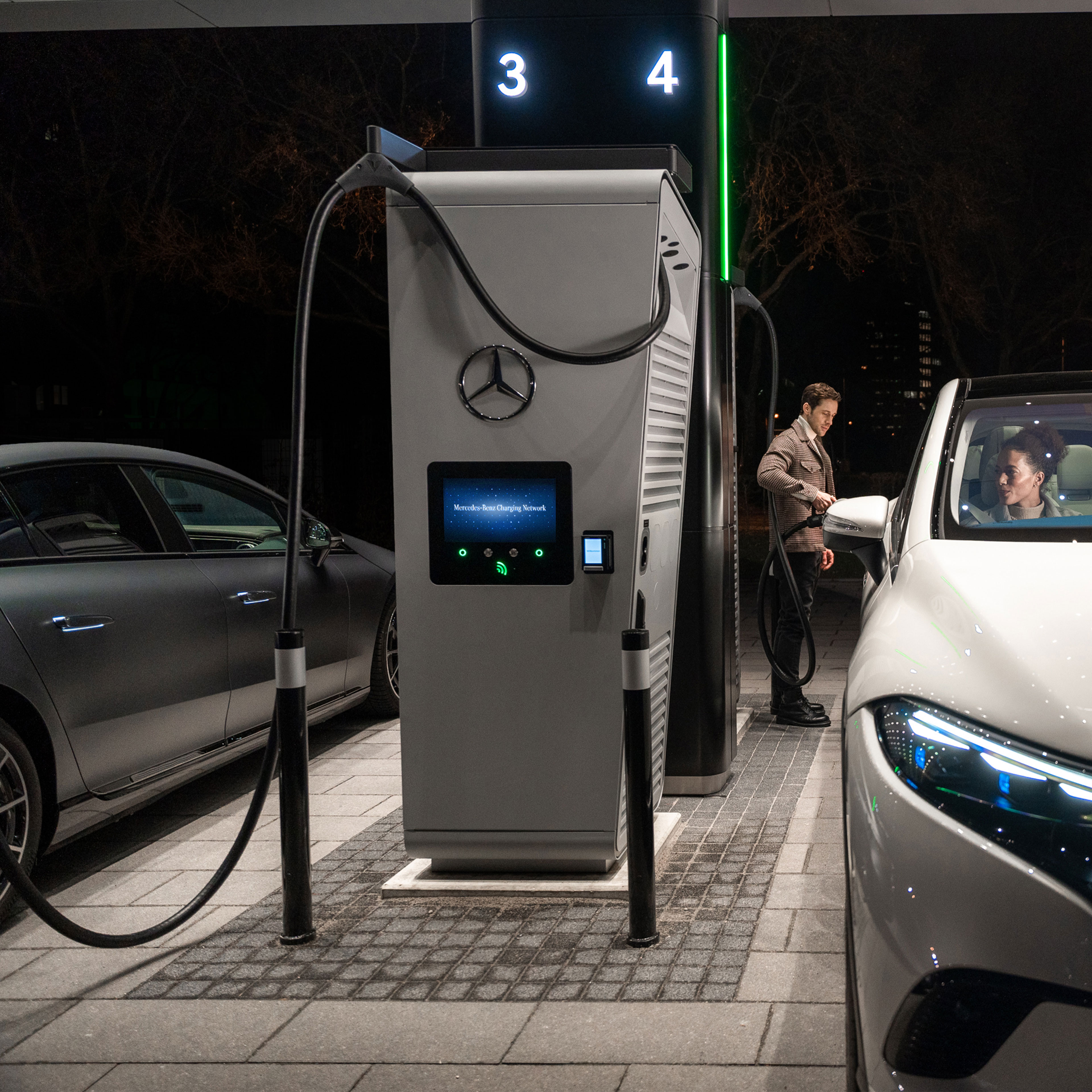 Nabíjení na cestách | Mercedes-Benz Nabíjení na cestách s MB.CHARGE Public (dříve známé jako Mercedes me Charge).