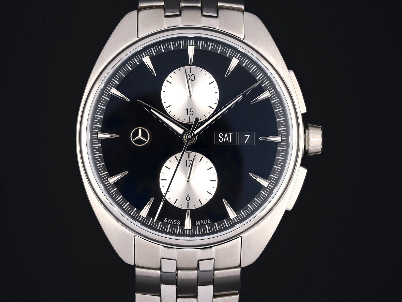 Detailní snímek automatického chronografu Mercedes-Benz zobrazuje jeho čistý, ušlechtilý design.