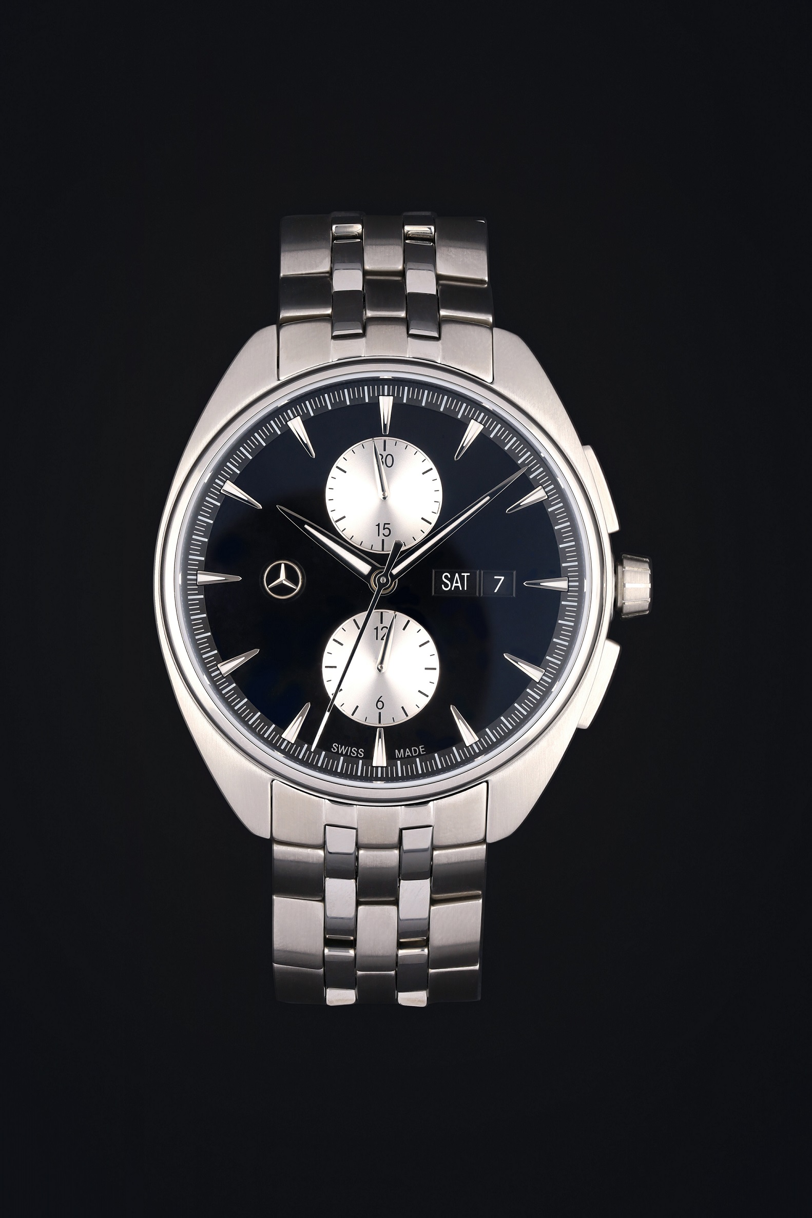 Hodinky Mercedes-Benz v obchodě s kolekcí | Mercedes-Benz Detailní snímek automatického chronografu Mercedes-Benz zobrazuje jeho čistý, ušlechtilý design.