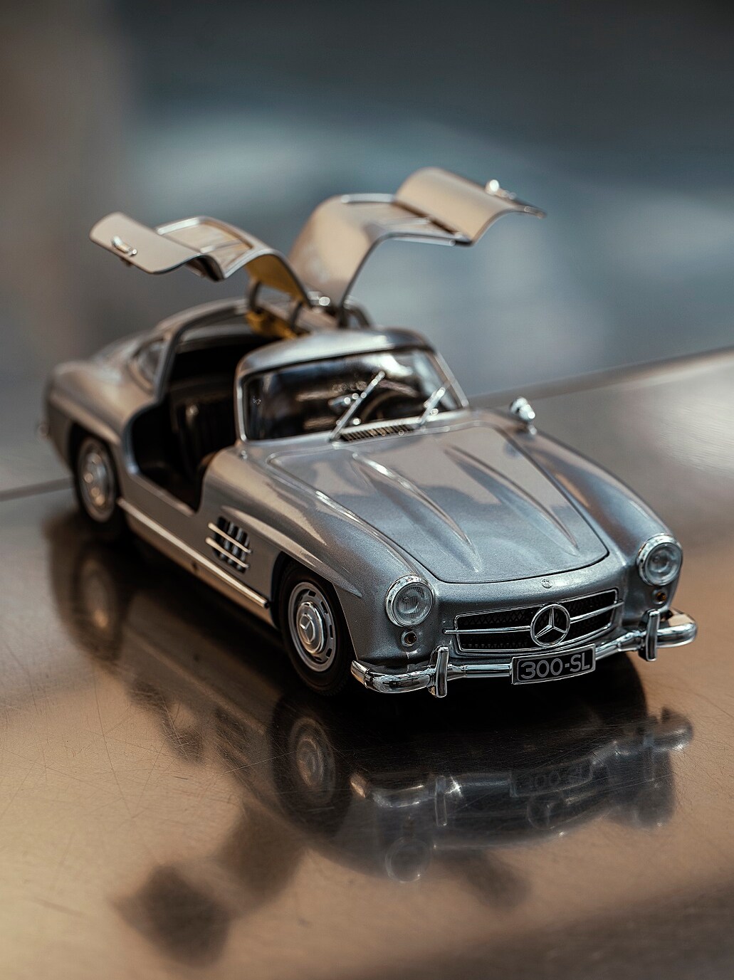 Otevřené křídlové dveře klasického modelu 300 SL jsou důkazem citu pro detail.