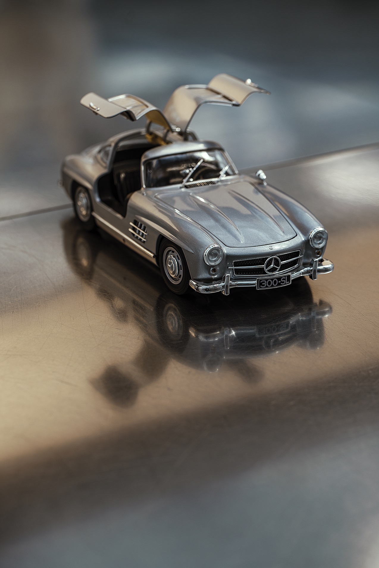 Modely automobilů kolekce Mercedes-Benz | Mercedes-Benz Otevřené křídlové dveře klasického modelu 300 SL jsou důkazem citu pro detail.