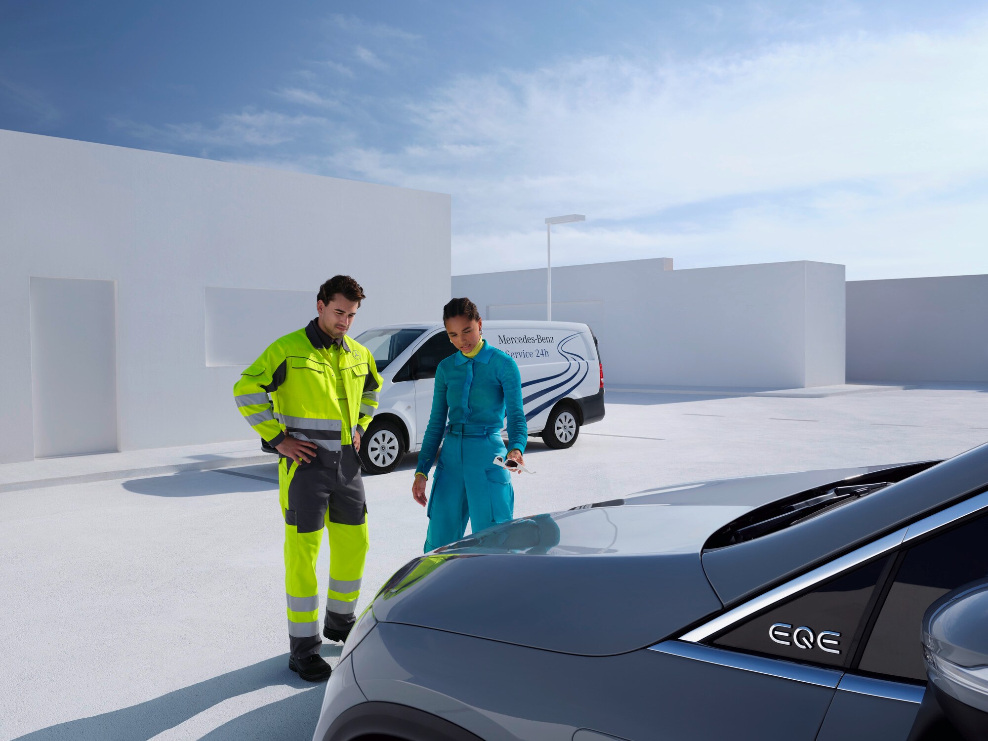 Osoba z&nbsp;týmu podpory Mercedes-Benz Service24 poskytuje zákazníkovi poradenství před vozidlem Mercedes-Benz.