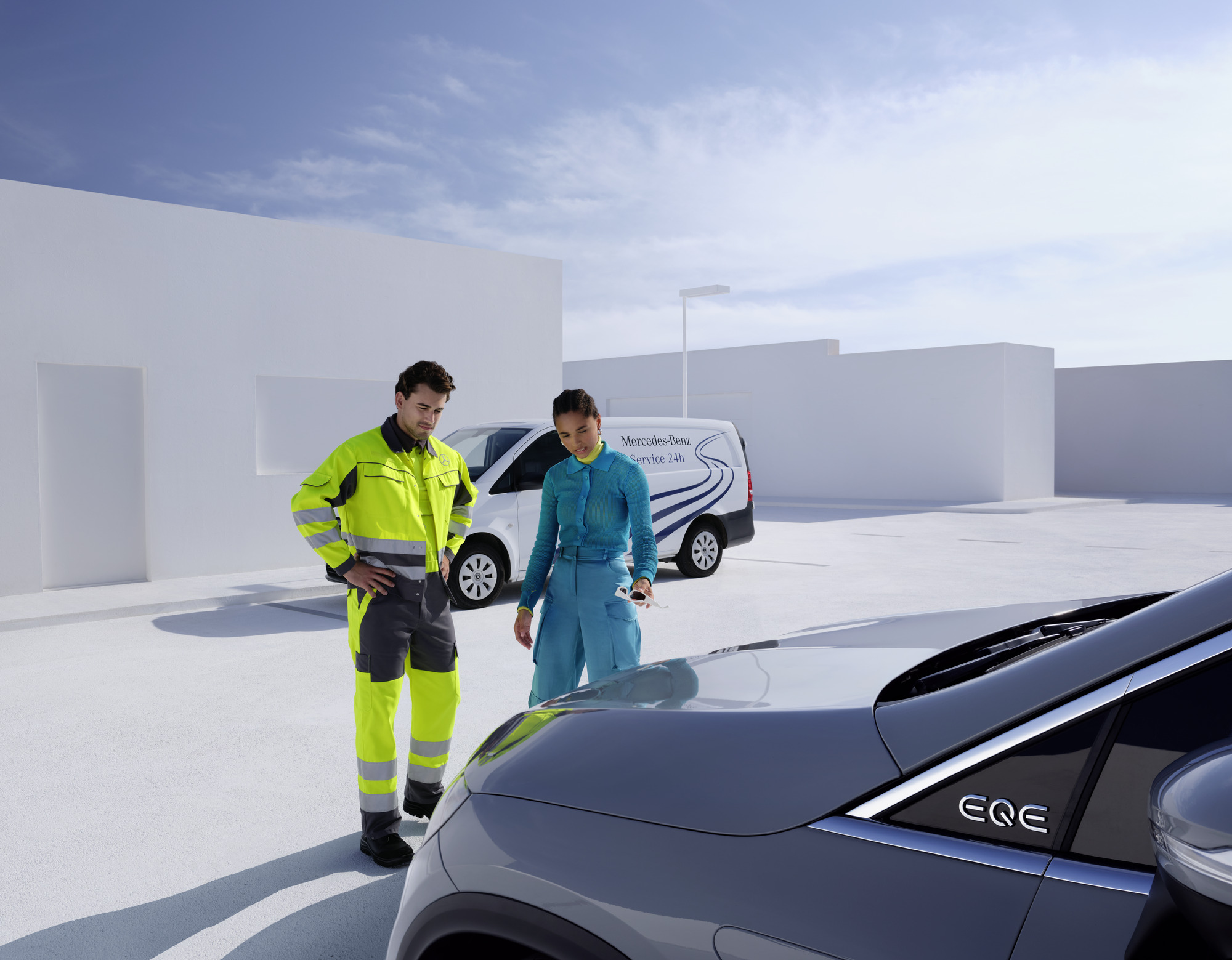 Asistenční služba | Mercedes-Benz Osoba z týmu podpory Mercedes-Benz Service24 poskytuje zákazníkovi poradenství před vozidlem Mercedes-Benz.