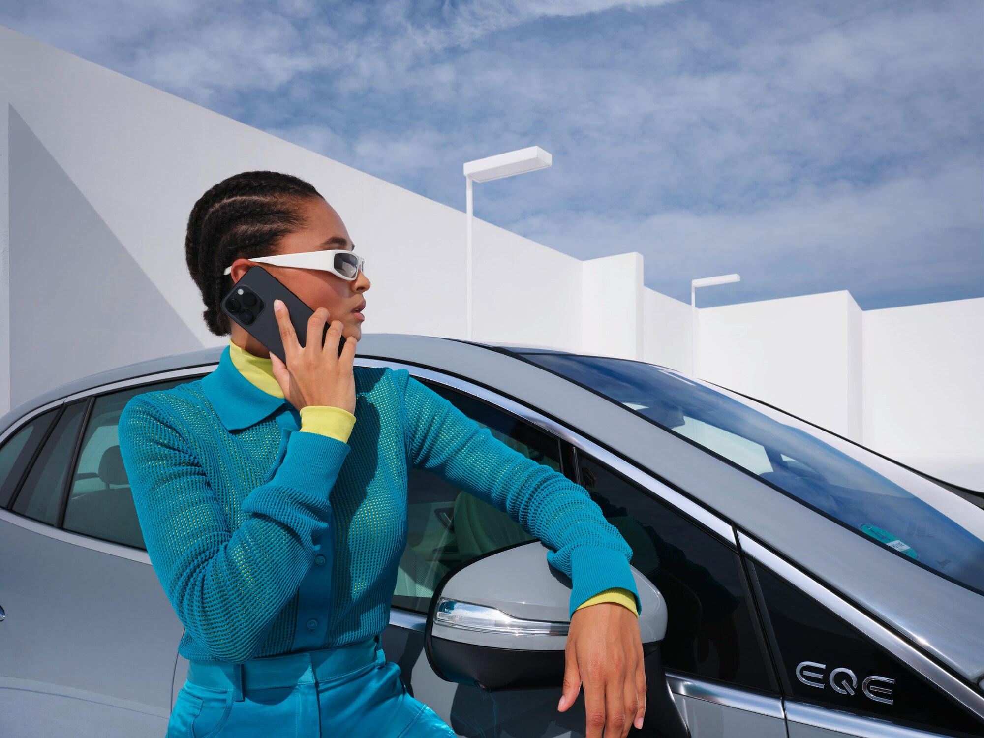 Osoba se opírá se o&nbsp;vozidlo Mercedes-Benz s&nbsp;telefonem v&nbsp;ruce.