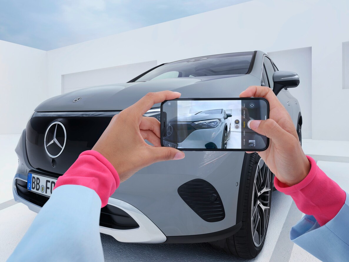 Telefon fotografující vůz Mercedes-Benz