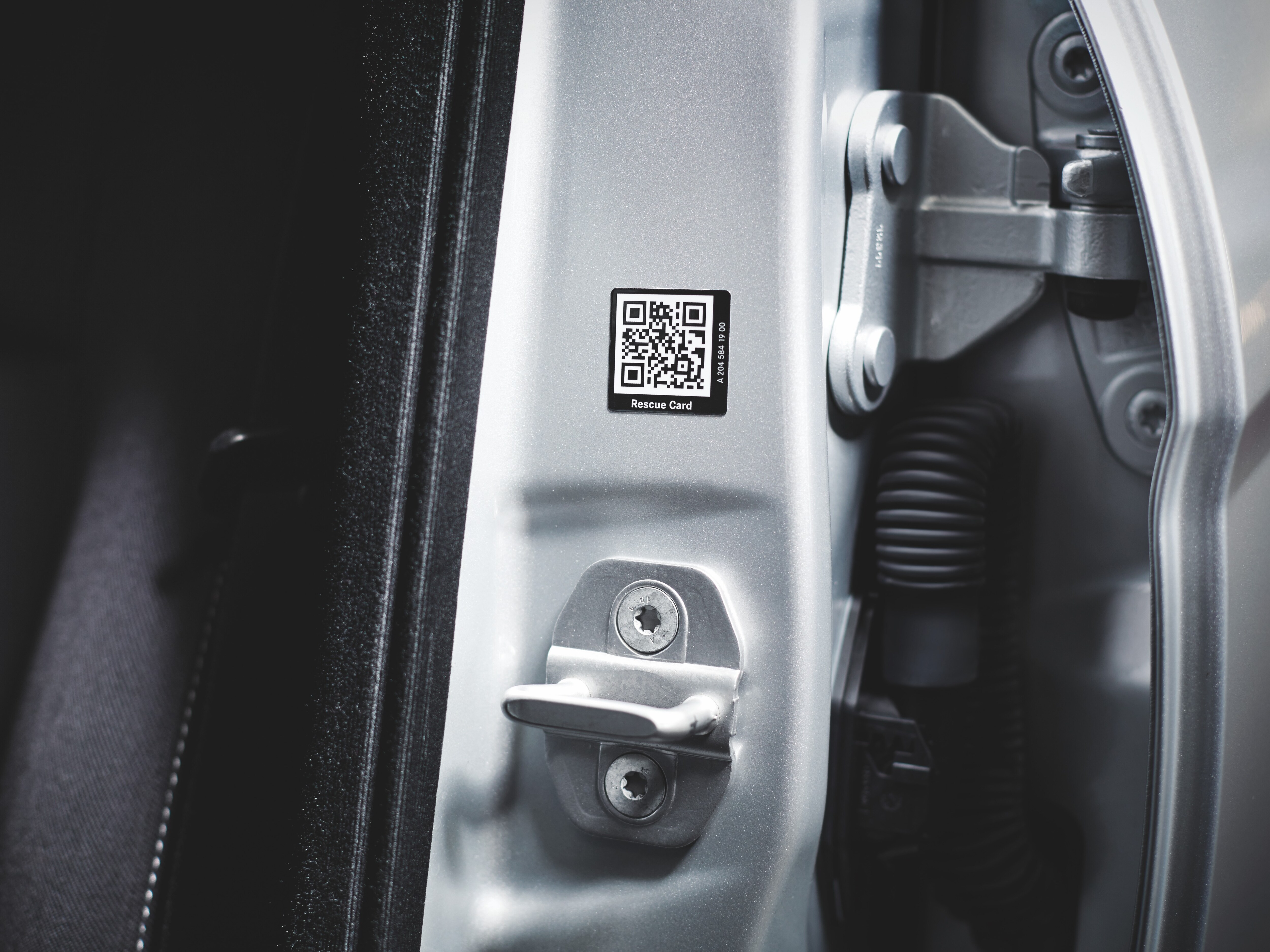 Záchranářská nálepka na vozidle Mercedes-Benz.