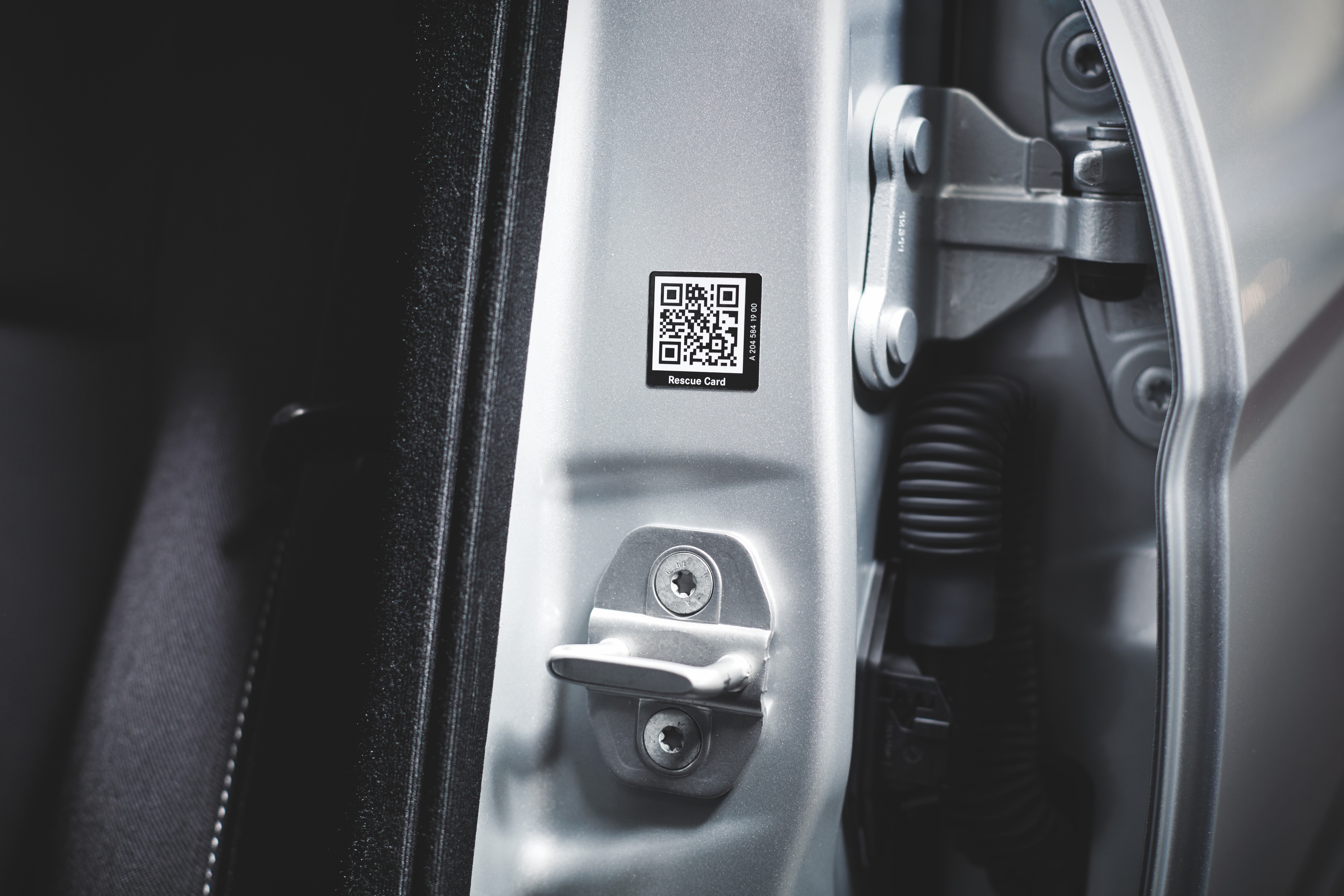 Záchranářská nálepka | Mercedes-Benz Záchranářská nálepka na vozidle Mercedes-Benz.