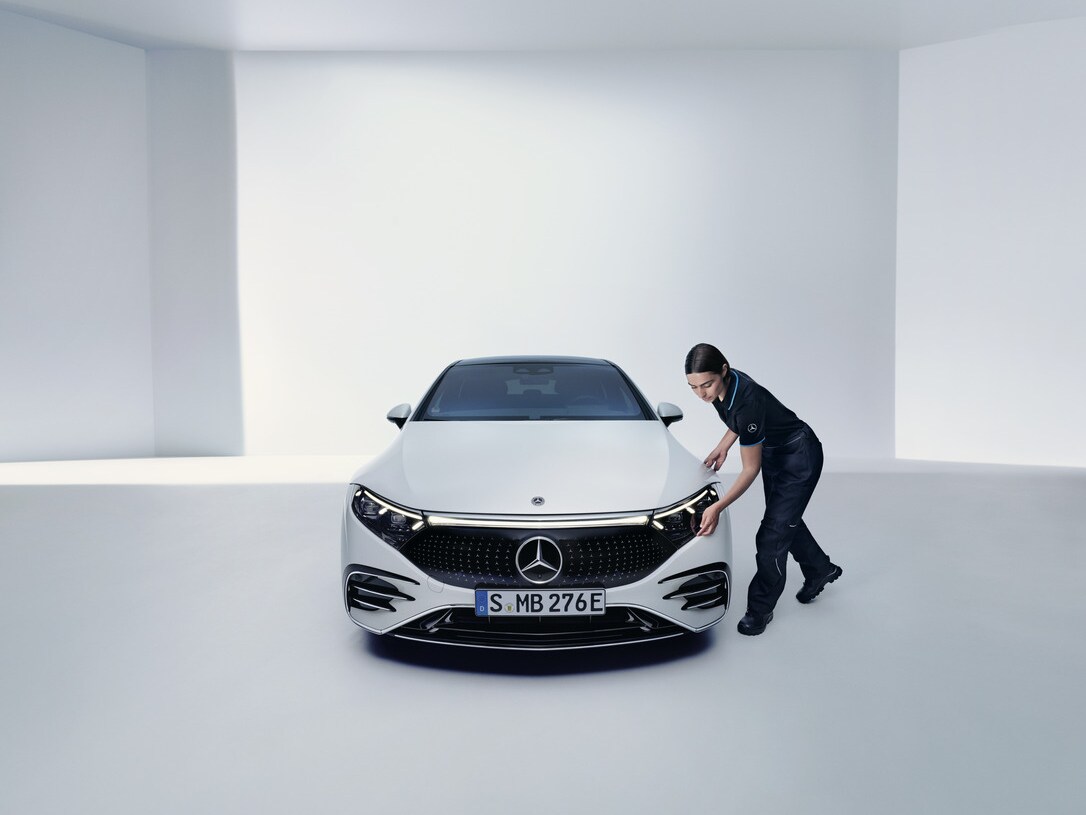 Technik Mercedes-Benz kontroluje světlomet vozidla Mercedes-Benz.