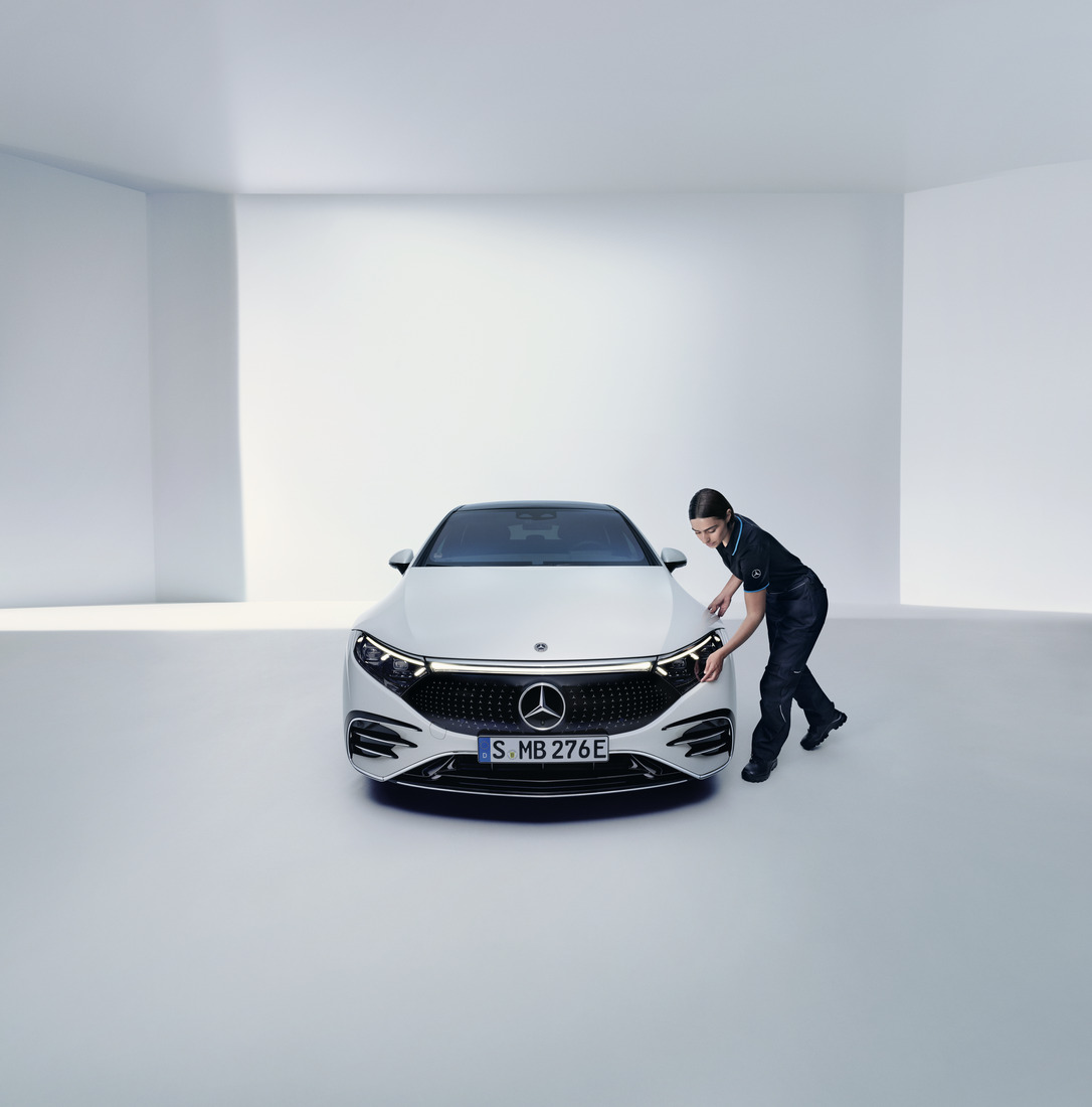Oprava Mercedes-Benz | Mercedes-Benz Technik Mercedes-Benz kontroluje světlomet vozidla Mercedes-Benz.