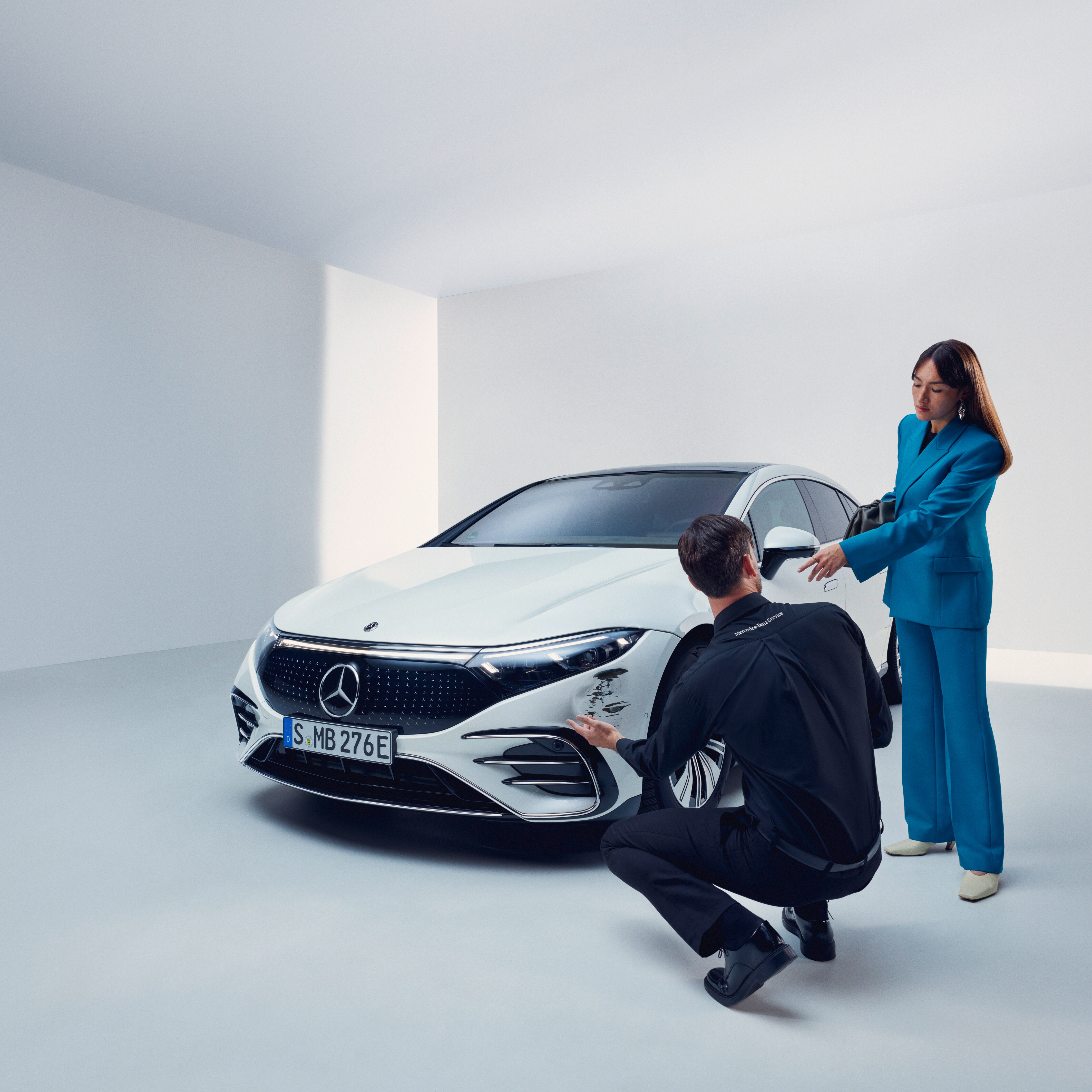 Technik provádí kontrolu zákazníkova vozidla Mercedes-Benz.