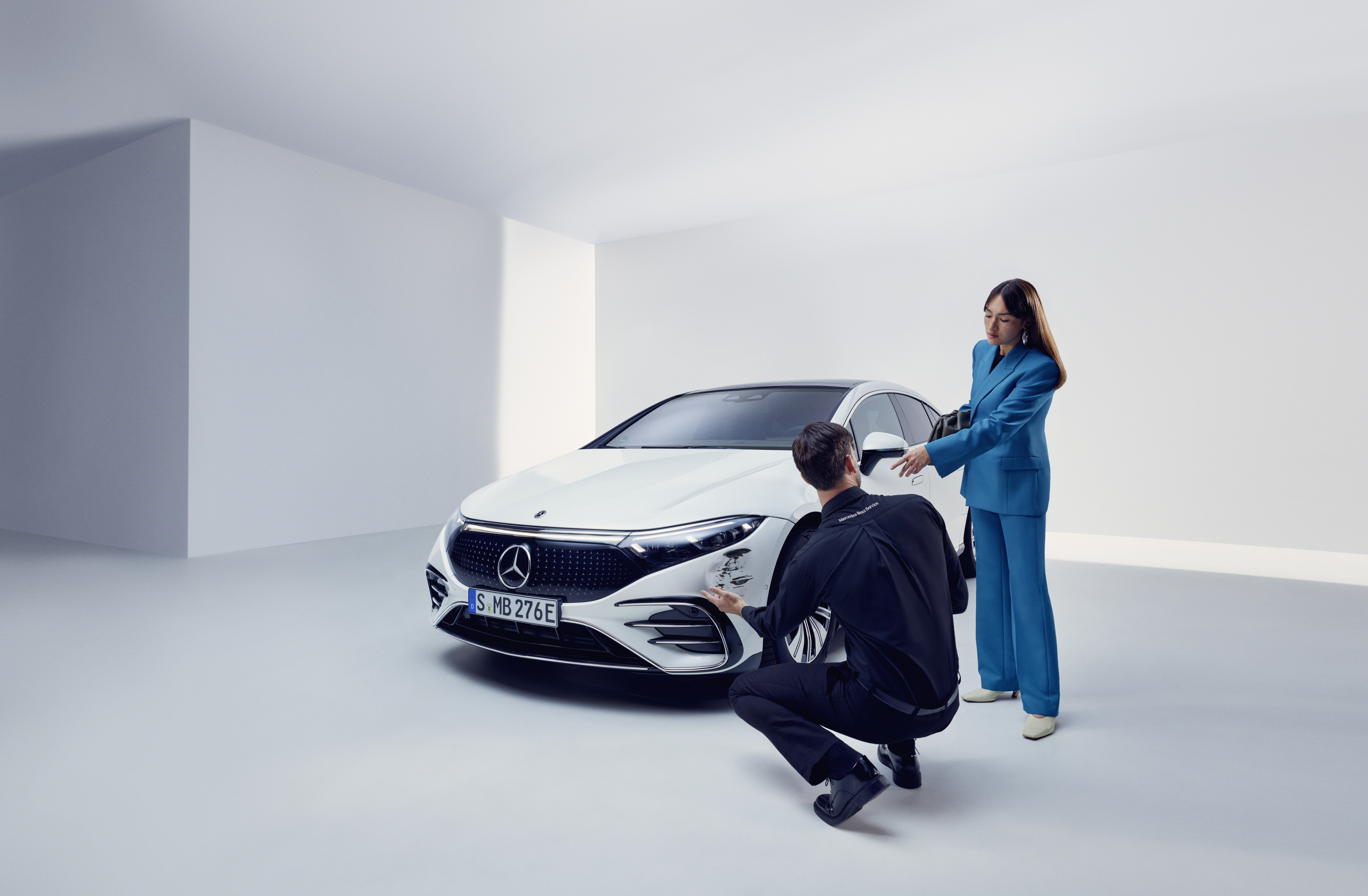 Hlášení škod | Mercedes-Benz Technik provádí kontrolu zákazníkova vozidla Mercedes-Benz.