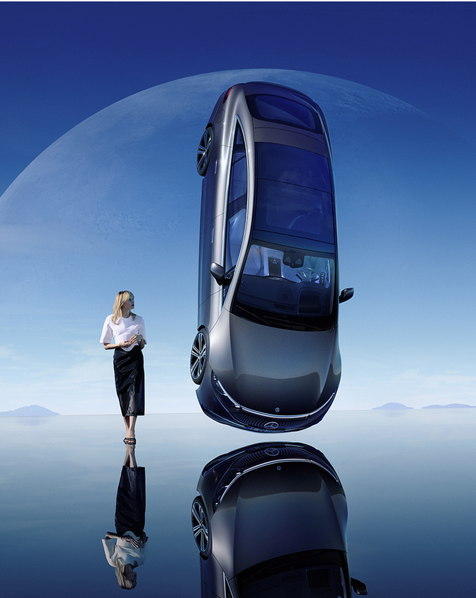 Integrovaná smlouva Maintenance | Mercedes-Benz Žena stojí přímo vedle vznášejícího se vozidla Mercedes-Benz.