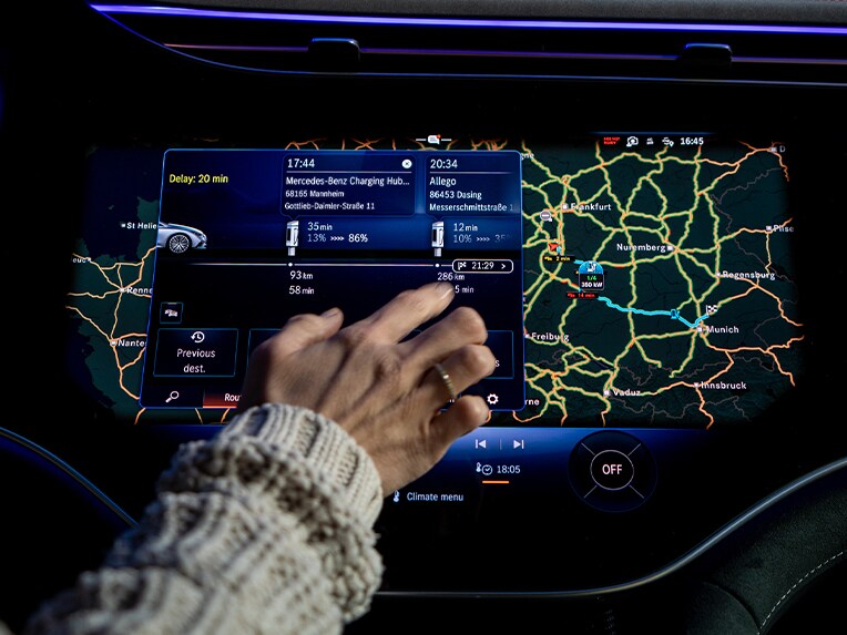 Interiér vozidla Mercedes-Benz s navigací s Electric Intelligence.