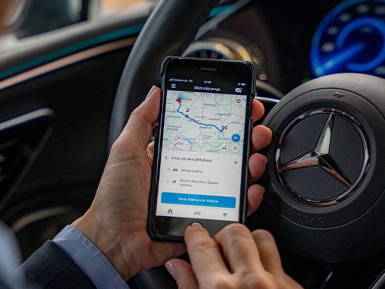 Plánování trasy v aplikaci Mercedes-Benz.