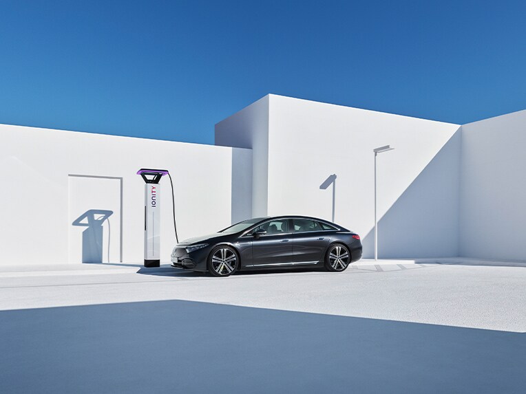 Mercedes-Benz EQS na nabíjecí stanici.
