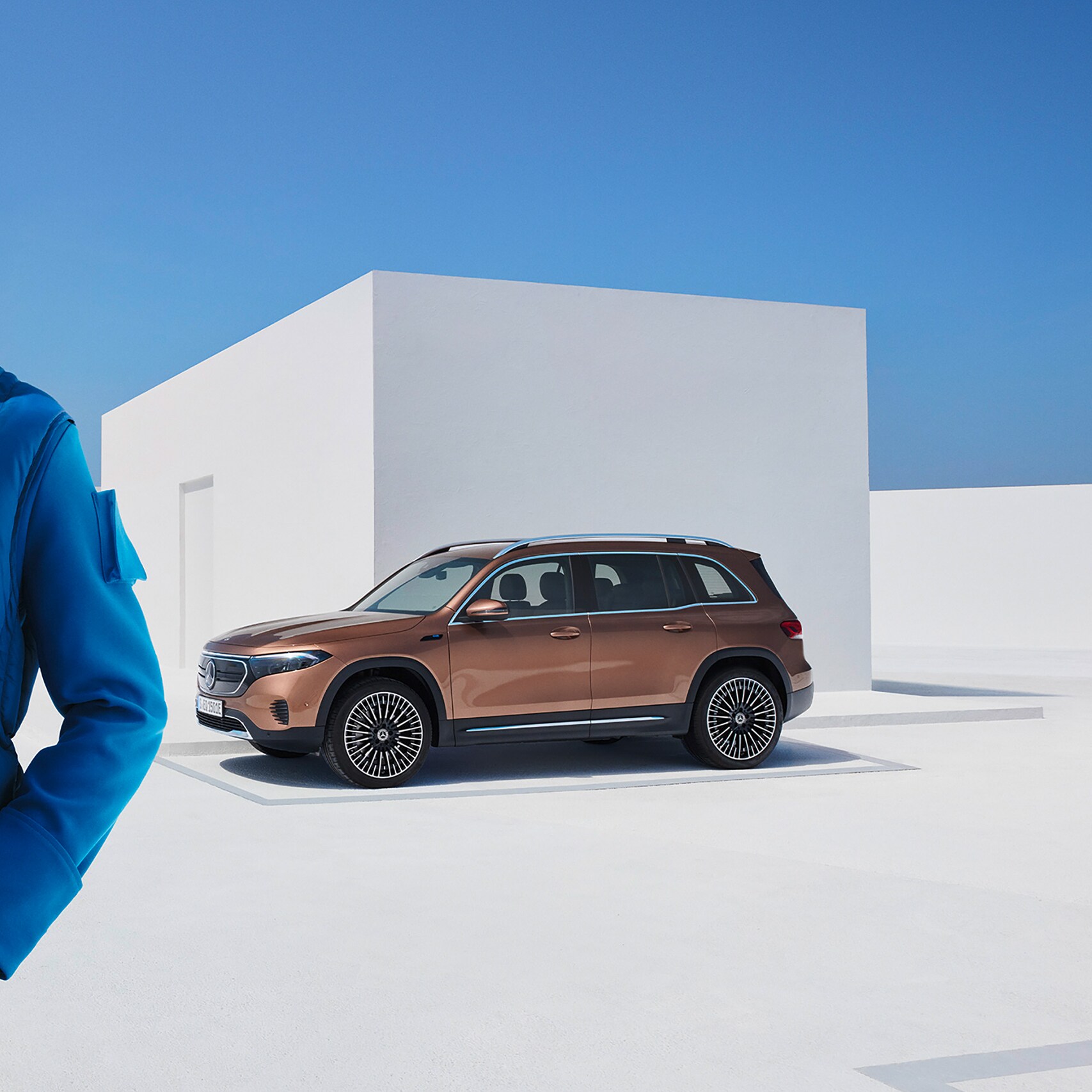 Muž je přes digitální doplňky pomocí svého chytrého telefonu propojen se svým vozidlem Mercedes-Benz.