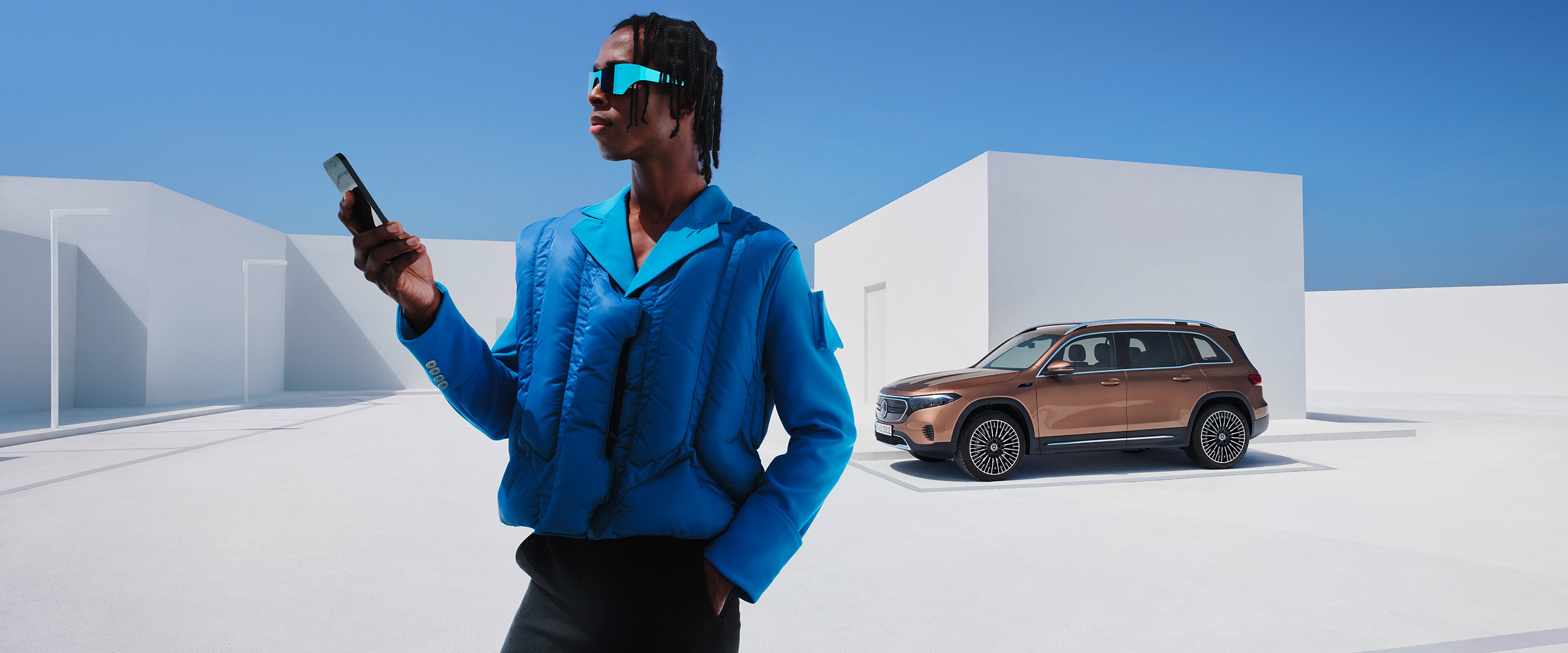 Muž je přes digitální doplňky pomocí svého chytrého telefonu propojen se svým vozidlem Mercedes-Benz.