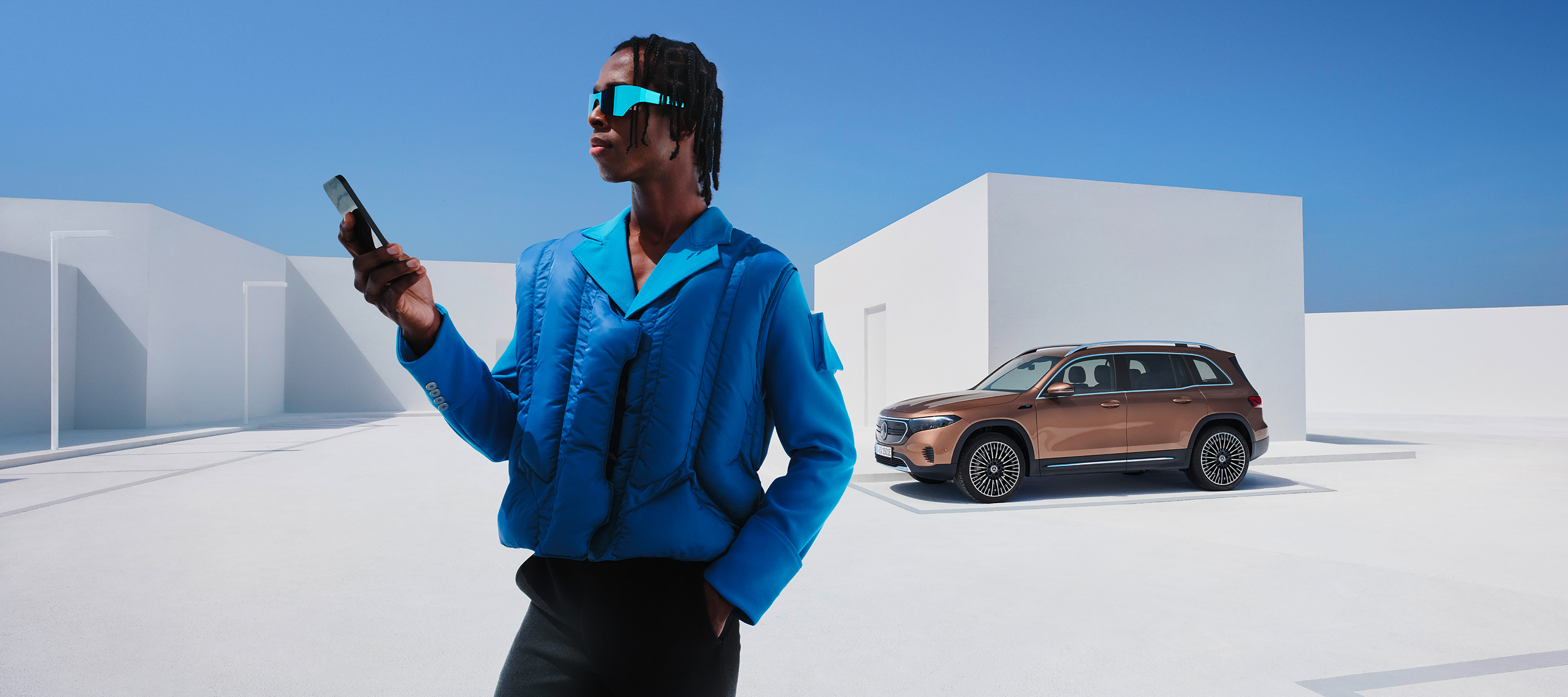 Aplikace Mercedes-Benz | Mercedes-Benz Muž je přes digitální doplňky pomocí svého chytrého telefonu propojen se svým vozidlem Mercedes-Benz.