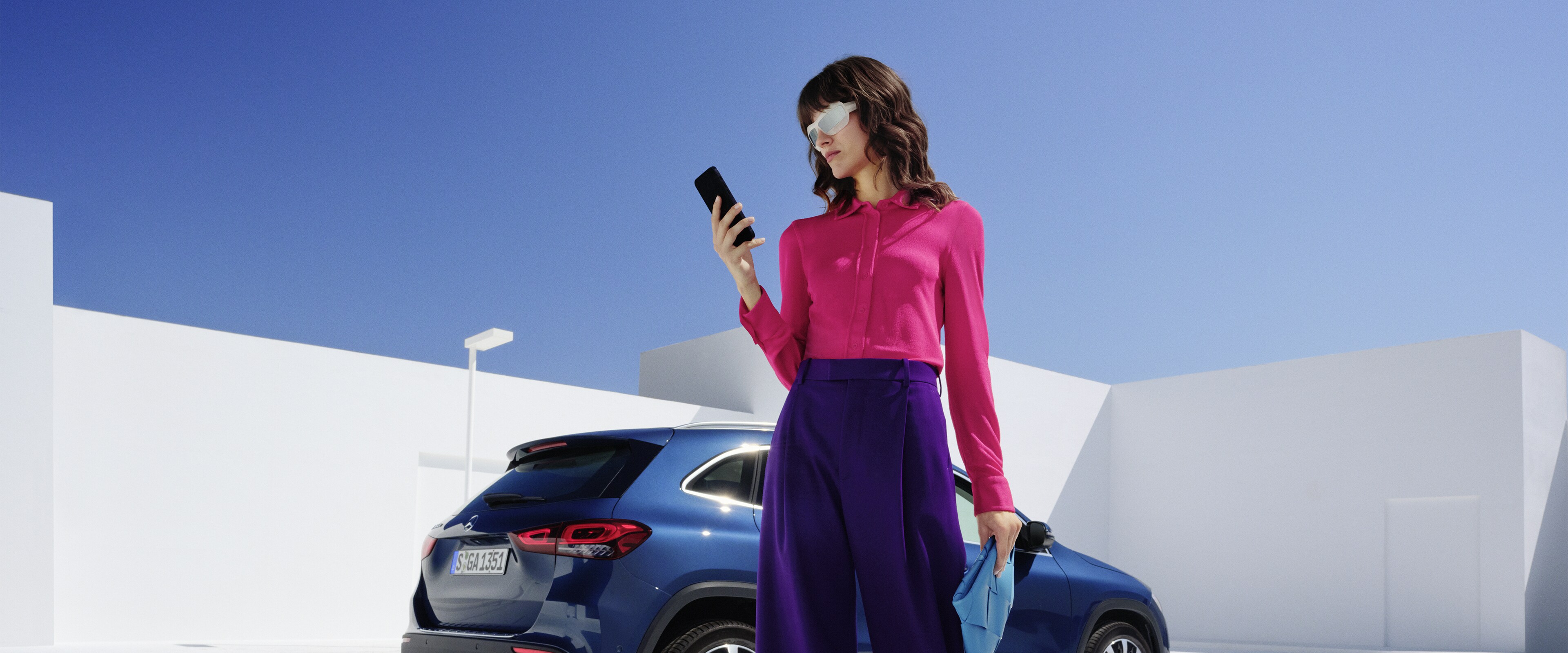Na multimediálním systému MBUX ve voze Mercedes-Benz jsou zvoleny digitální doplňky.