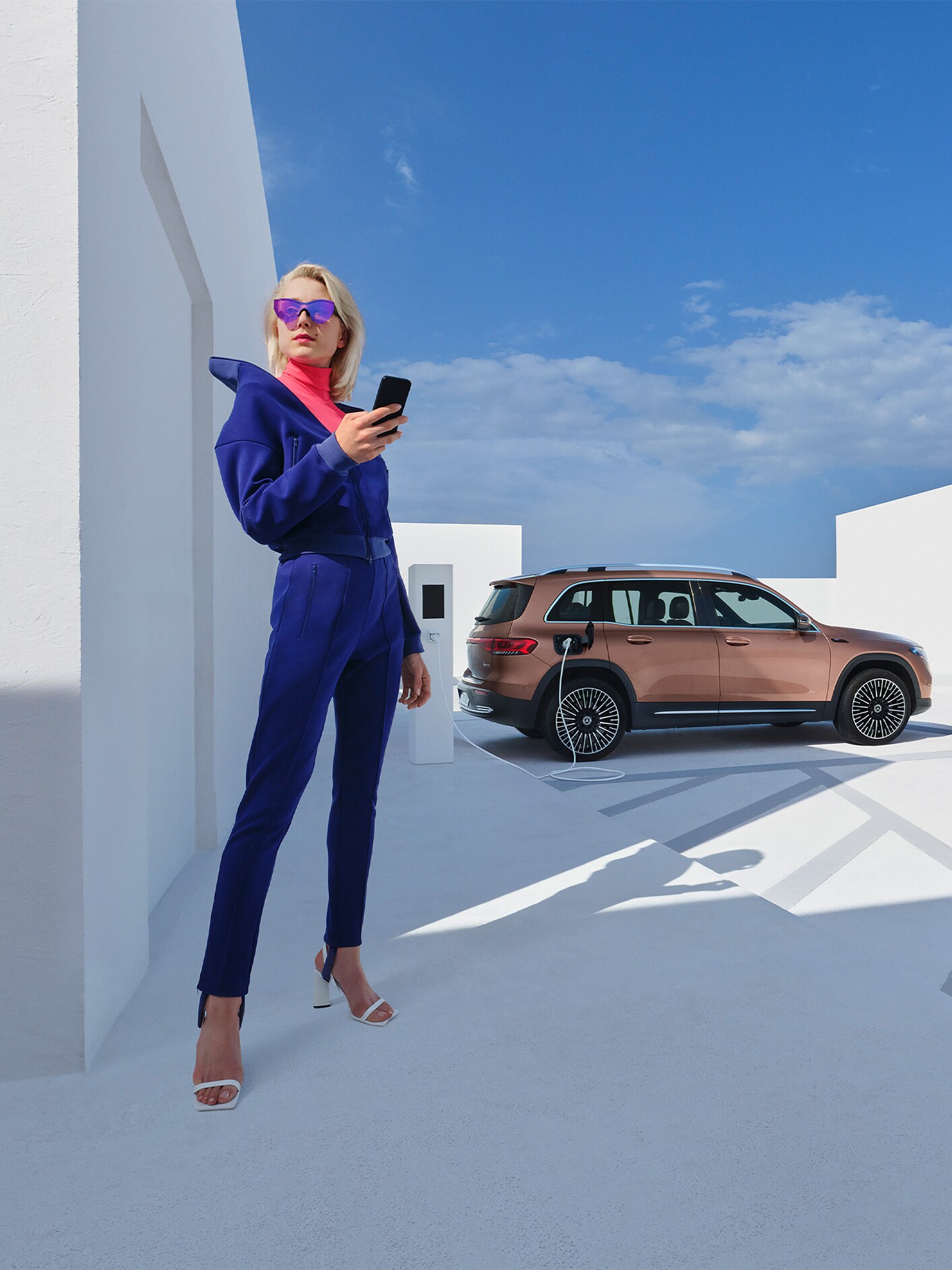 Muž propojuje svůj chytrý telefon se svým vozidlem, aby mohl využívat standardní služby.