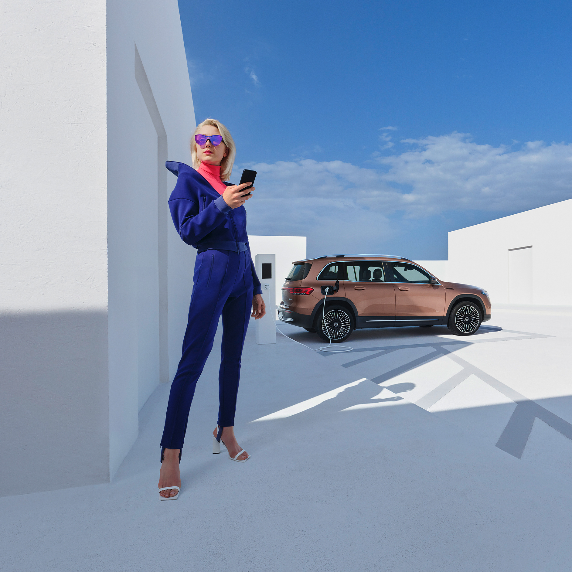 Standardní služby | Standardní služby | Mercedes-Benz Muž propojuje svůj chytrý telefon se svým vozidlem, aby mohl využívat standardní služby.