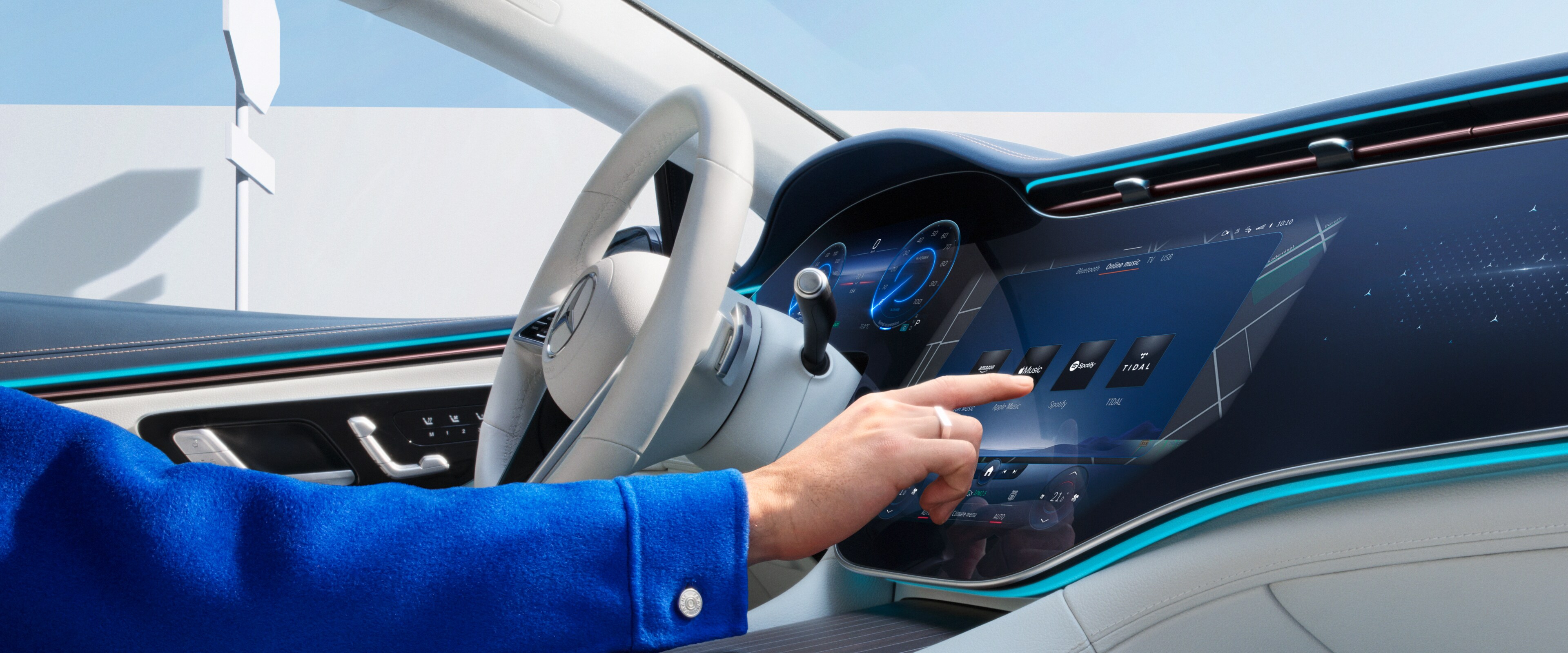 Na multimediálním systému MBUX ve voze Mercedes-Benz jsou zvoleny digitální doplňky.