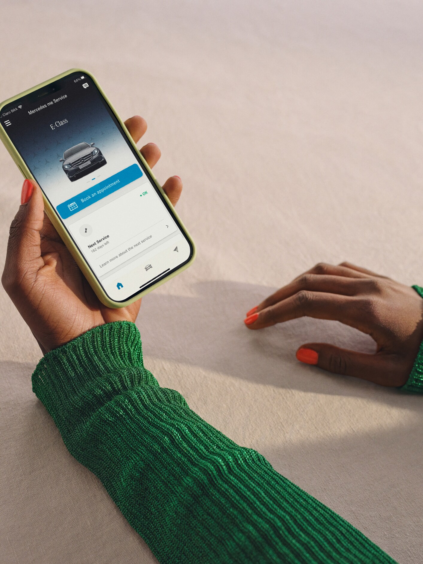 Na chytrém telefonu se zobrazí oznámení o čekající údržbě.