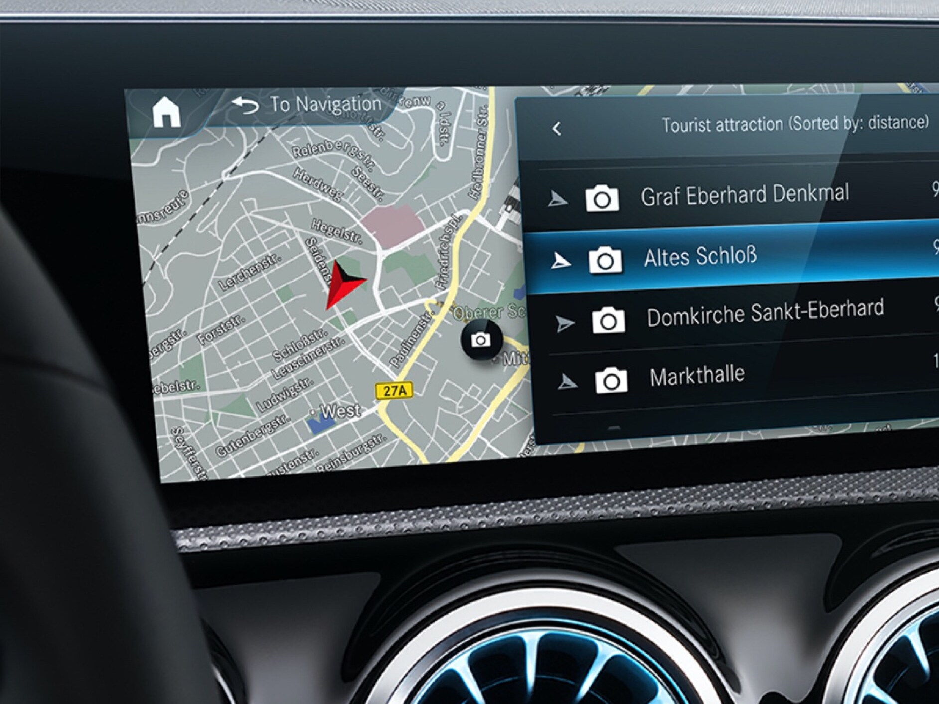 Na obrazovce multimediálního systému MBUX se díky digitálnímu doplňku k&nbsp;tématu navigace zobrazí nejlepší trasa pro řidiče.