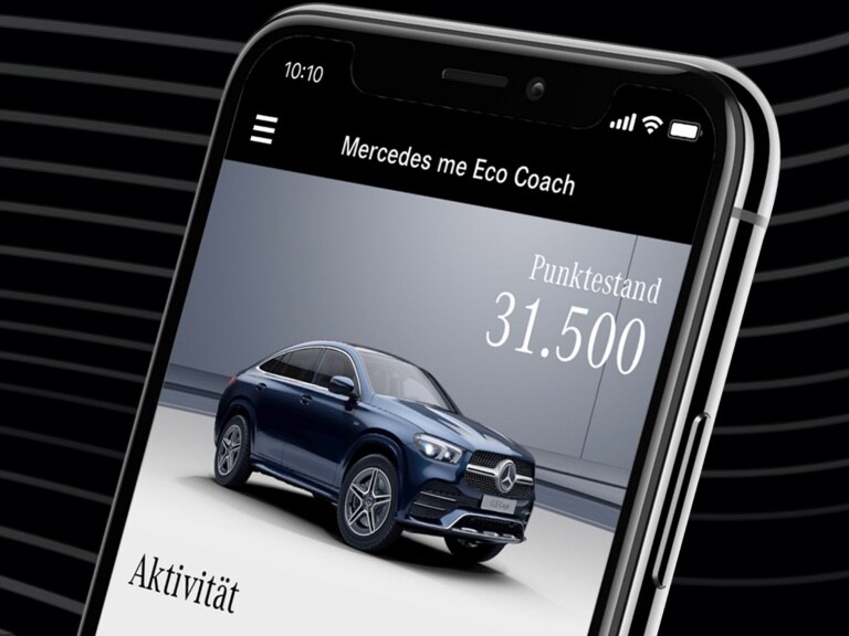 Na chytrém telefonu je otevřena aplikace Mercedes me Eco Coach a&nbsp;zobrazí se stav bodů dosažený obzvláště ekologicky šetrným způsobem jízdy.