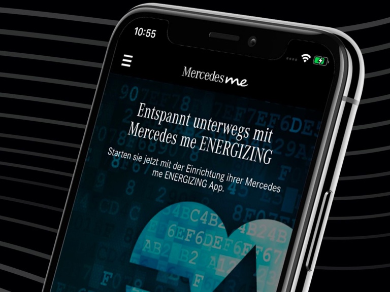 Na chytrém telefonu je otevřena aplikace Mercedes me ENERGIZING a zobrazují se první kroky pro zřízení. Na chytrém telefonu je otevřena aplikace Mercedes me ENERGIZING a zobrazují se první kroky pro zřízení.