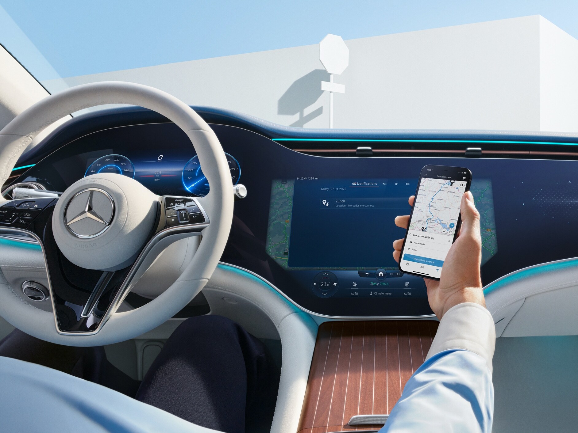 Muž přenáší zvolenou trasu ze svého chytrého telefonu prostřednictvím digitálních doplňků k&nbsp;tématu navigace na MBUX Hyperscreen ve svém voze Mercedes-Benz.