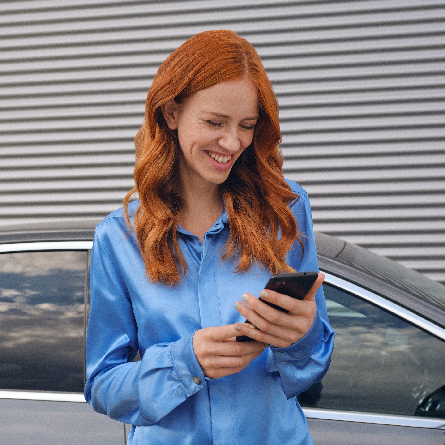 Žena vytváří přes aplikaci Mercedes me na svém chytrém telefonu spojení se svým vozidlem Mercedes-Benz. Žena vytváří přes aplikaci Mercedes me na svém chytrém telefonu spojení se svým vozidlem Mercedes-Benz.