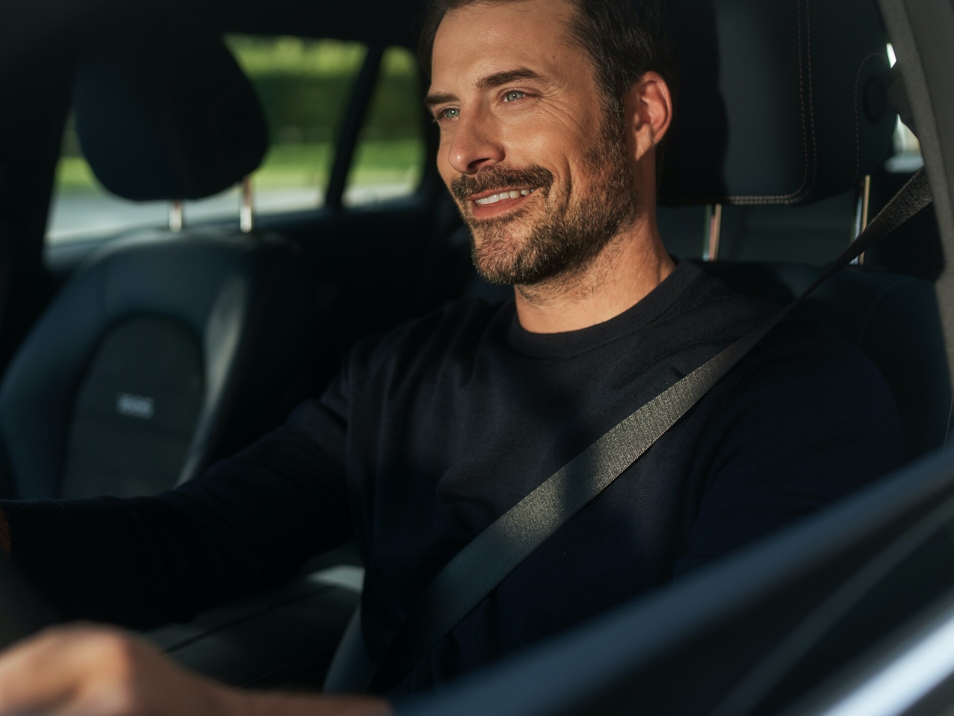 Muž používá ve svém vozidle hlasového asistenta MBUX.