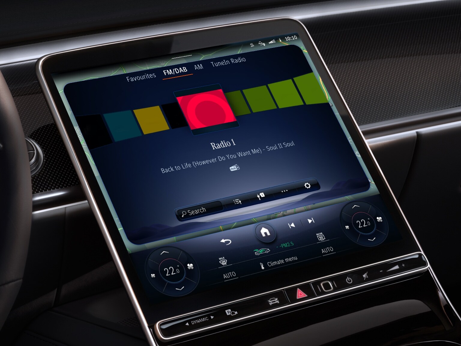 Na multimediálním systému MBUX ve voze Mercedes-Benz se díky multimediálním sadám zobrazují rozhlasové stanice z&nbsp;celého světa.