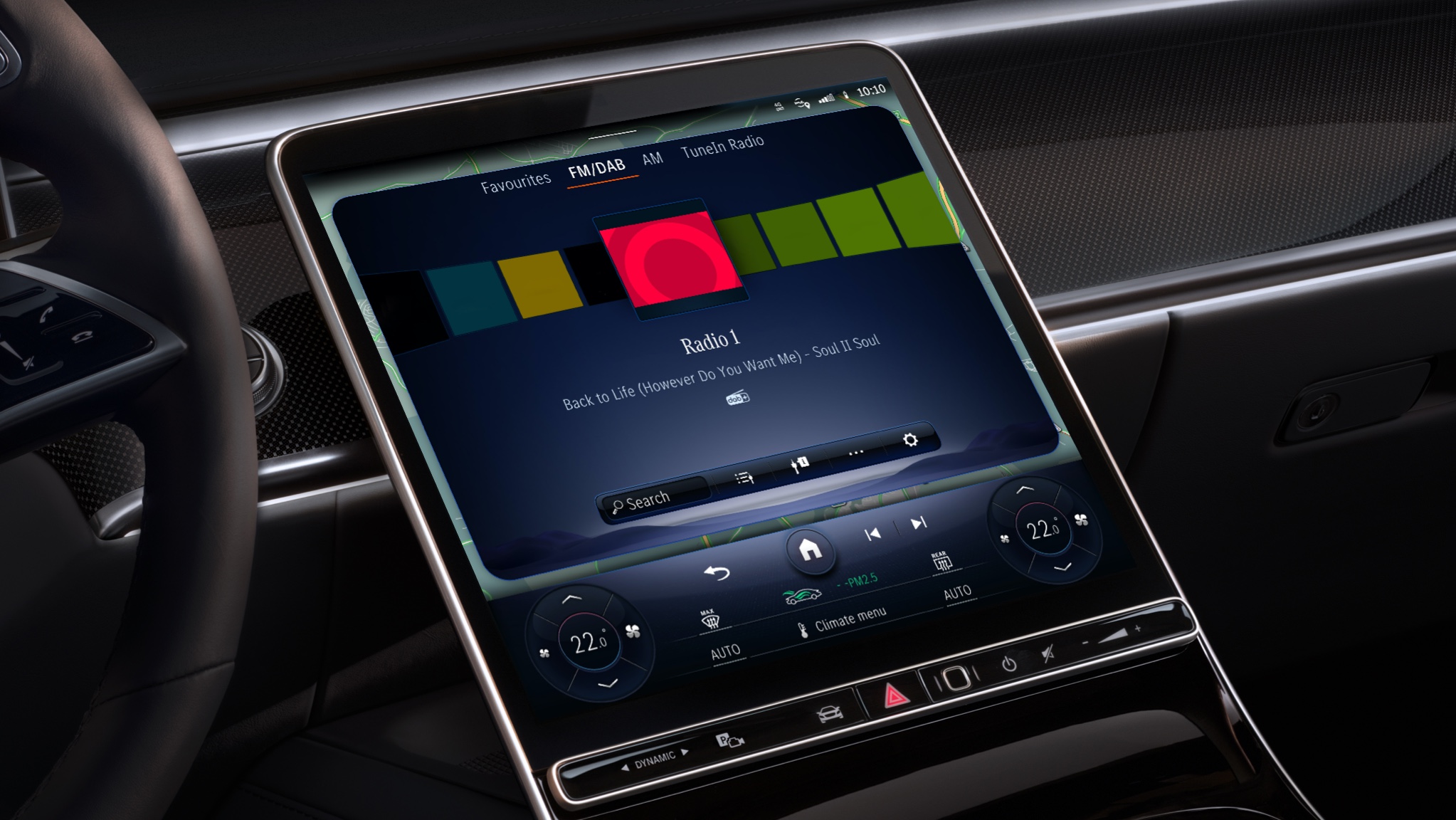 Rozšířené informace o rádiu | Zábava | Mercedes-Benz Na multimediálním systému MBUX ve voze Mercedes-Benz se díky multimediálním sadám zobrazují rozhlasové stanice z celého světa.