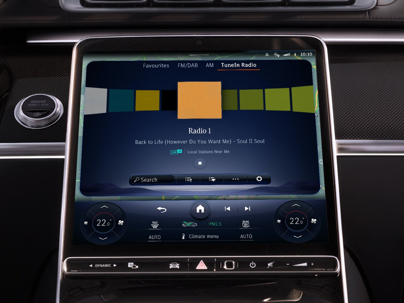 Na multimediálním systému MBUX ve voze Mercedes-Benz se díky multimediální sadě zobrazují rozšířené informace jako interpret, název skladby a&nbsp;obal alba.