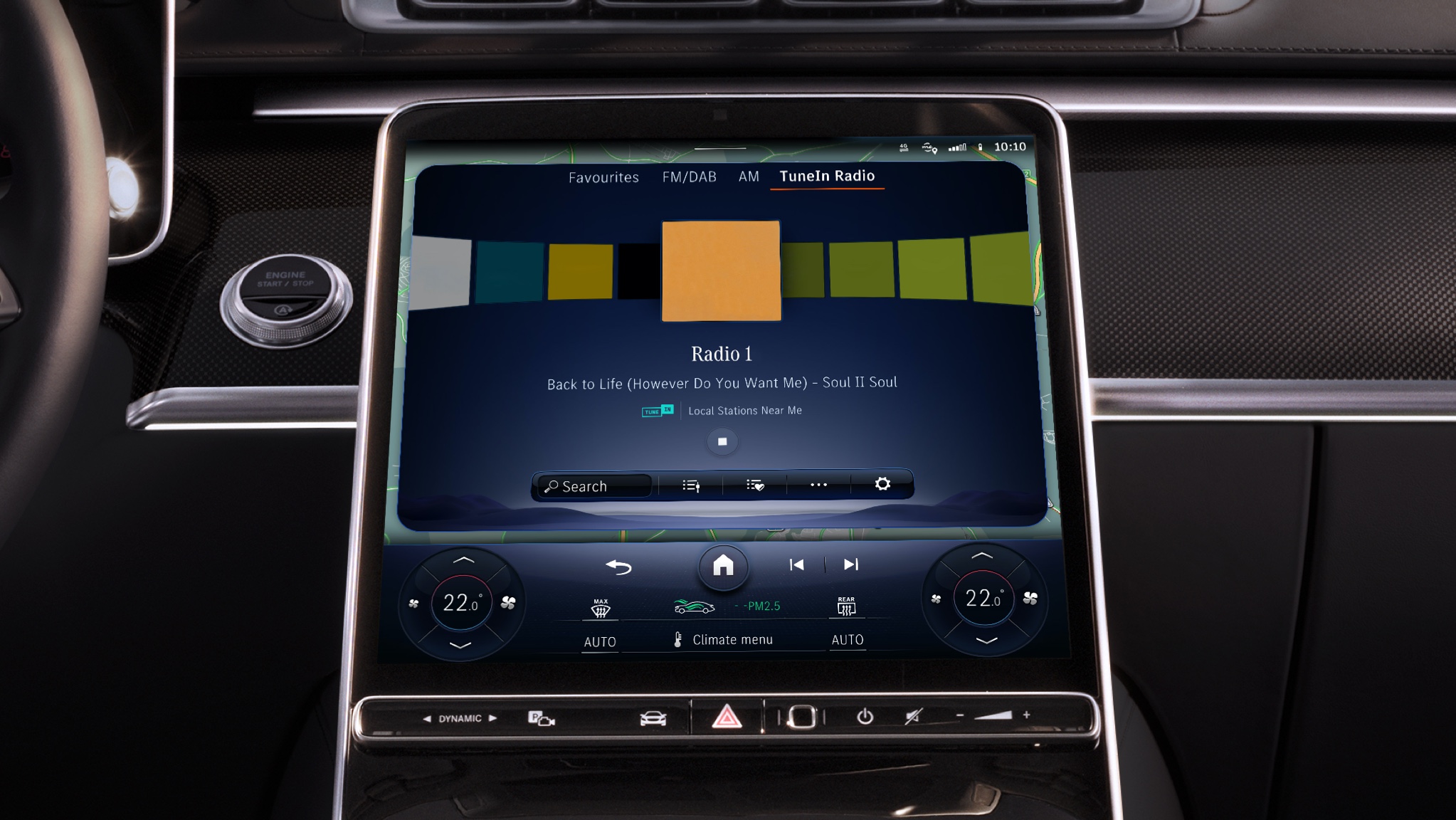 internetové rádio | Zábava | Mercedes-Benz Na multimediálním systému MBUX ve voze Mercedes-Benz se díky multimediální sadě zobrazují rozšířené informace jako interpret, název skladby a obal alba.