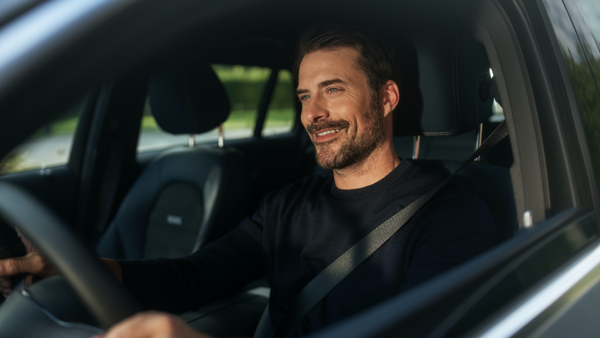 Radio Service Following | Zábava | Mercedes-Benz Muž si ve svém voze Mercedes-Benz užívá nerušený poslech internetového rádia díky multimediální sadě.