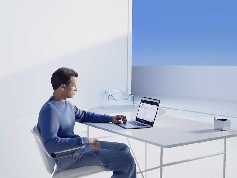 Muž si rezervuje termín servisní prohlídky Mercedes-Benz online.