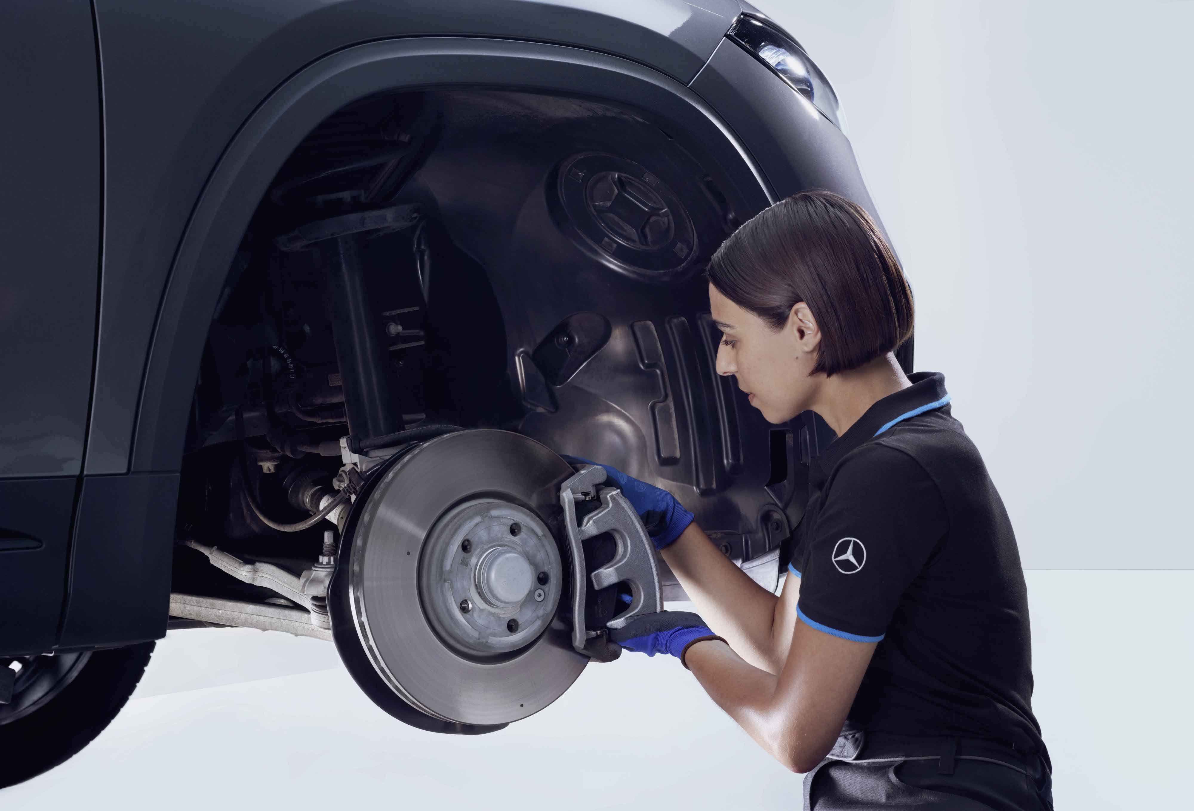 Brzdy | Mercedes-Benz Osoba opravuje brzdy vozidla Mercedes-Benz.
